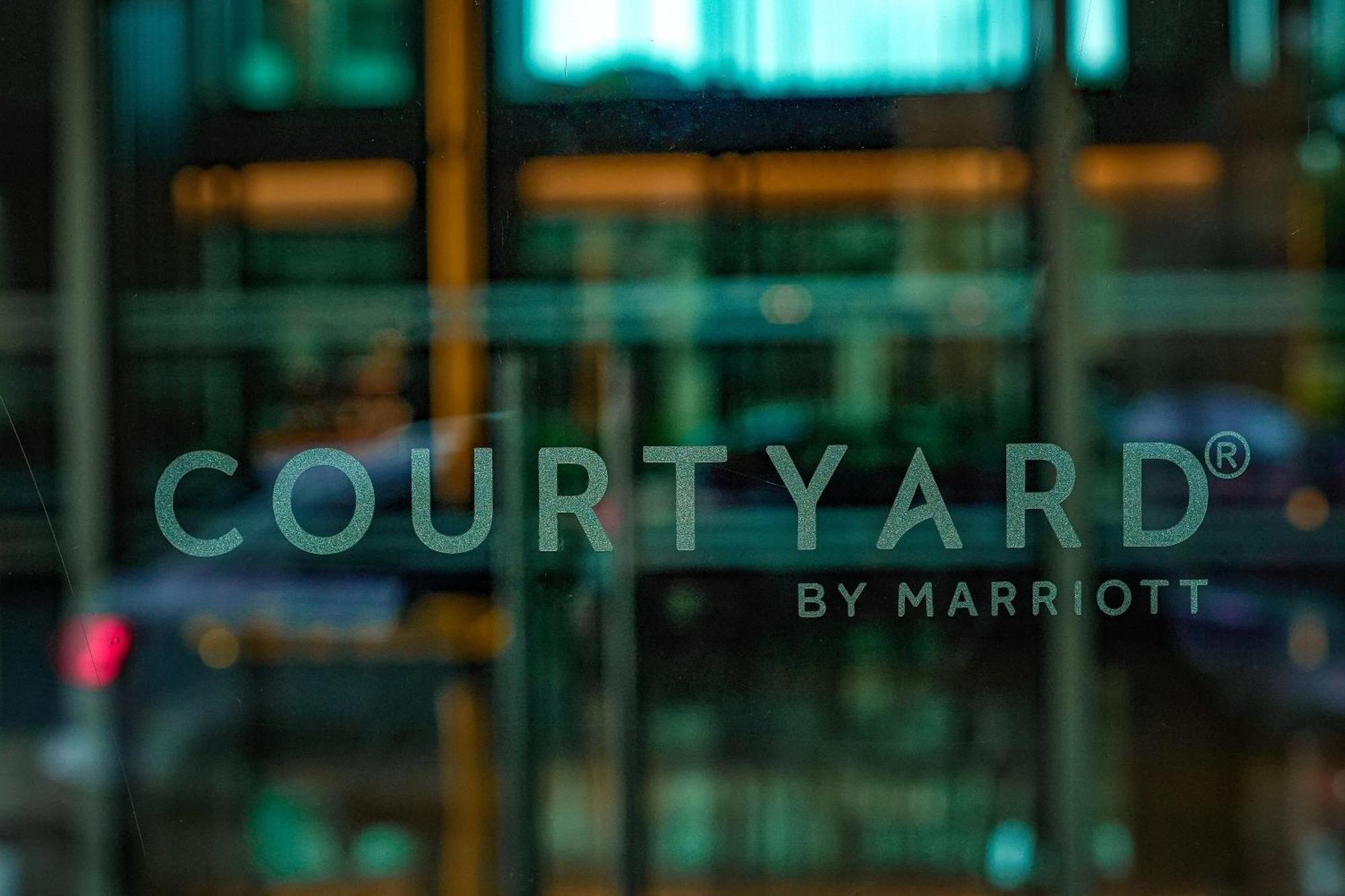 Courtyard By Marriott Gurugram Downtown Hotel 5*