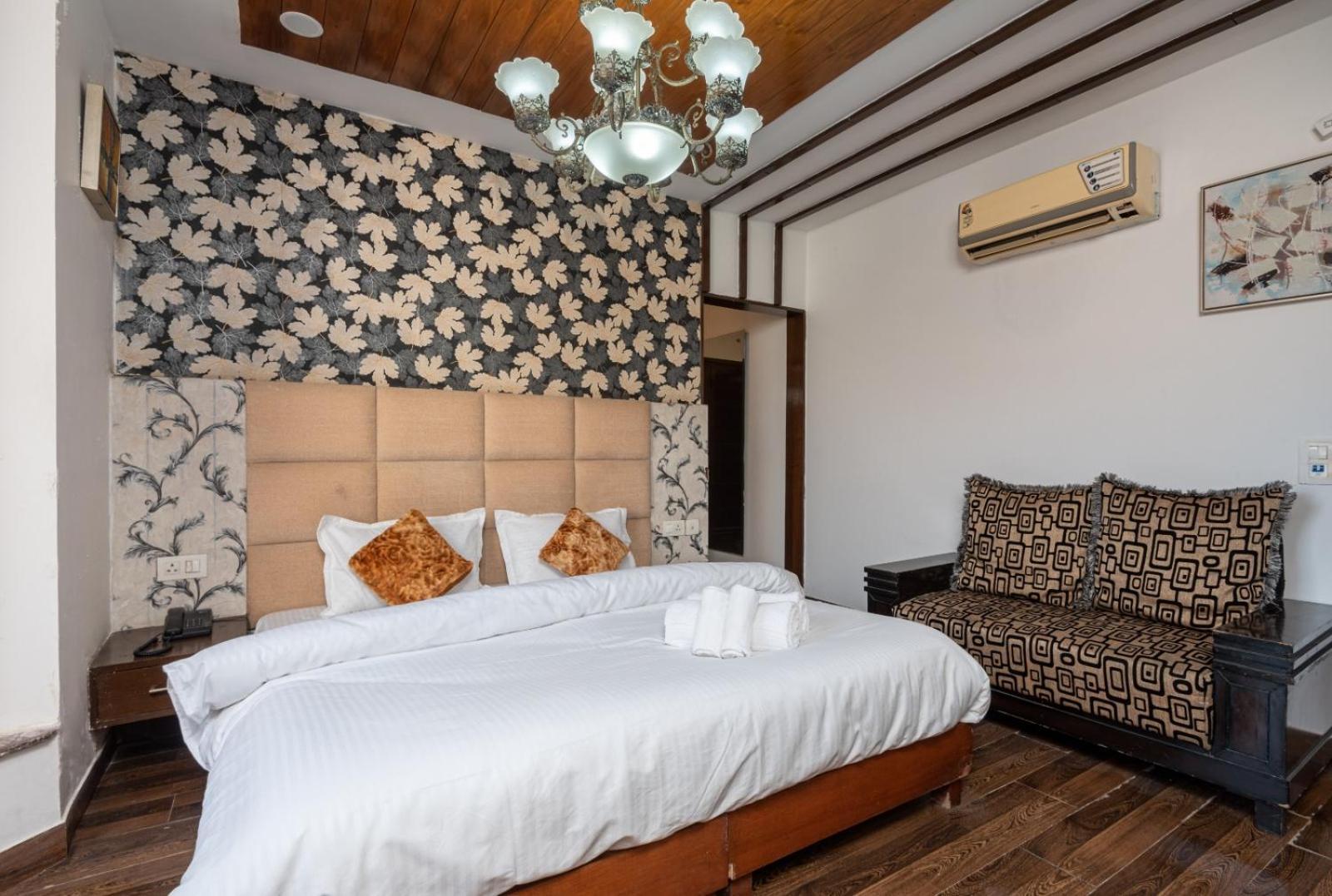 Saavi Huda City Centre 3* Gurgaon