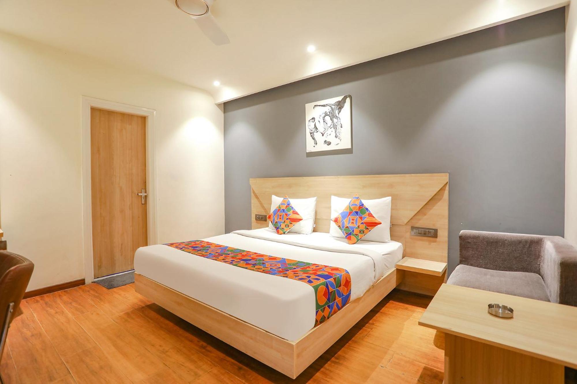 Hotel Fabhotel Jhs