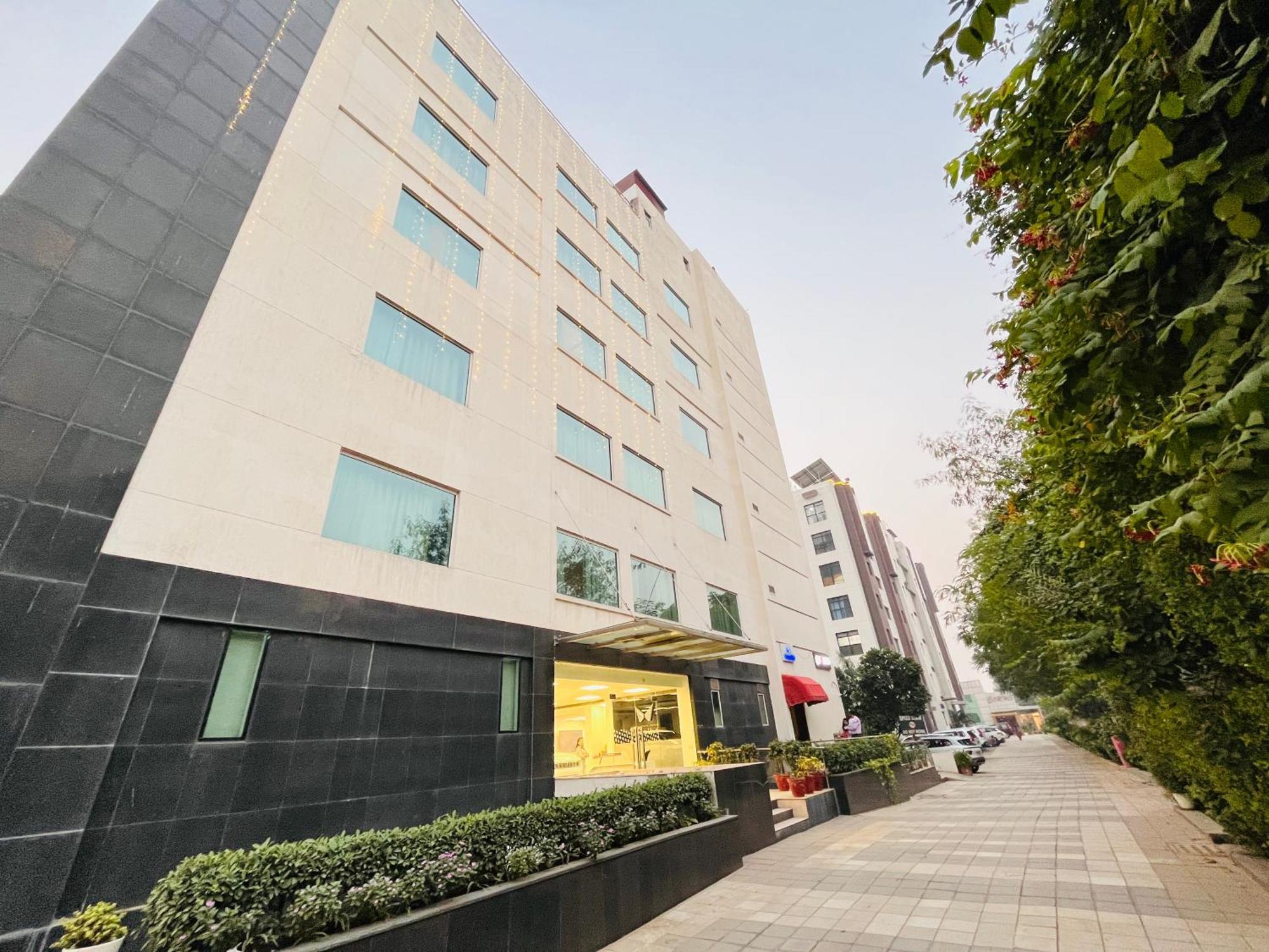 Corus & Banquets - Sector 14, Couple Friendly 3* Gurgaon
