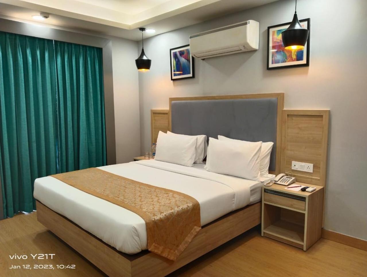 Inde Golf Course Extension, Hotel