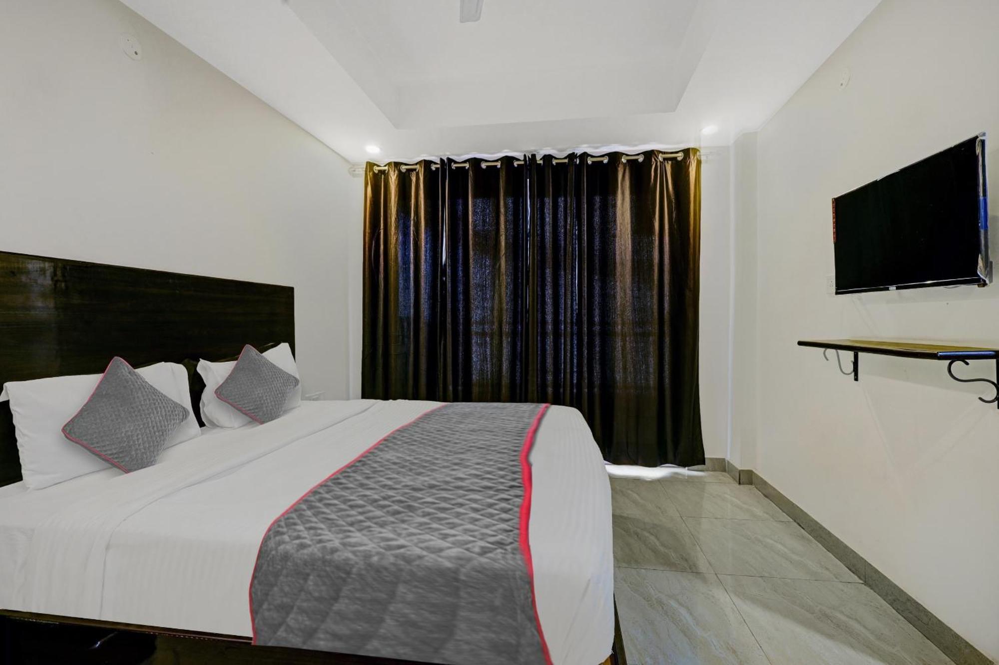 Hotel Super Townhouse Tipsyy Near Bestech Square Mall 4*