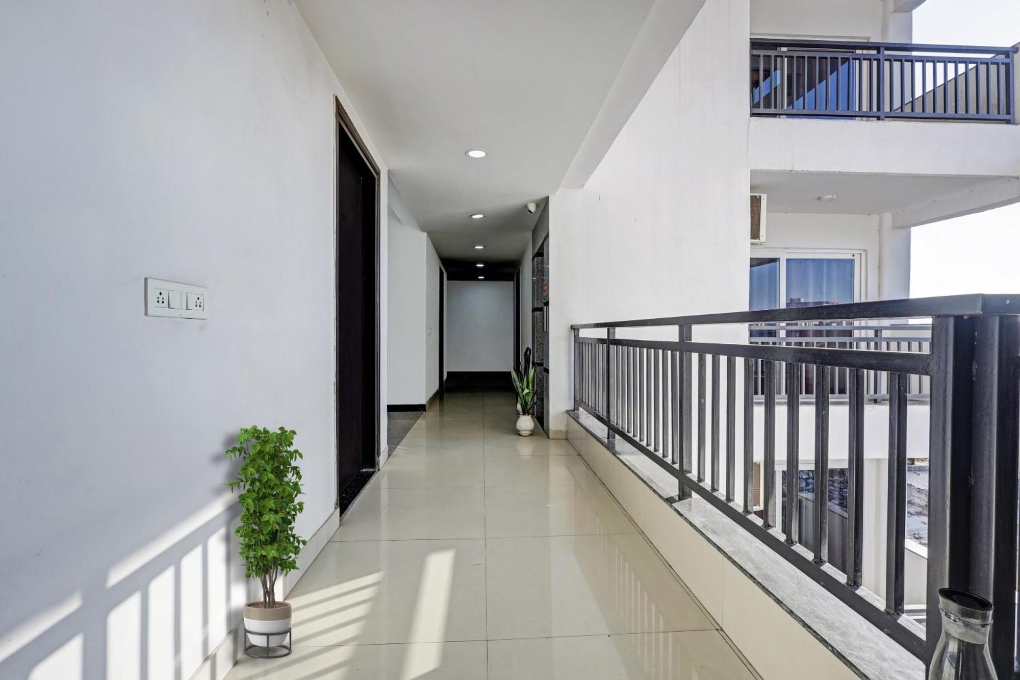 Super Townhouse Tipsyy Near Bestech Square Mall 4* Gurgaon