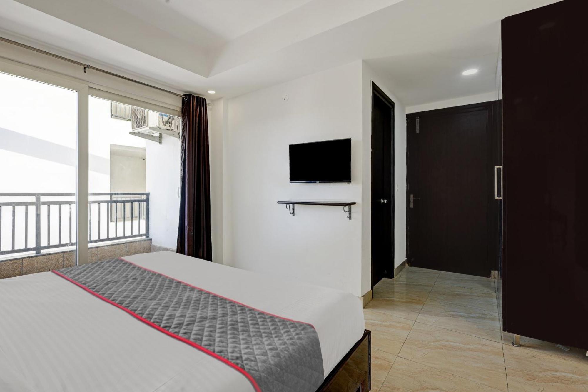 Super Townhouse Tipsyy Near Bestech Square Mall Hotel