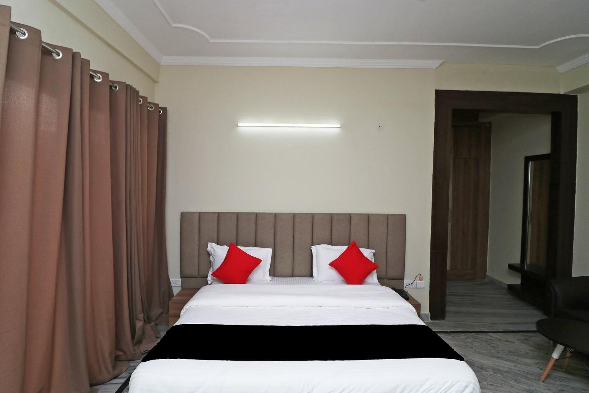 Hotel Capital O Esscon House Near Payal Cinema 3*