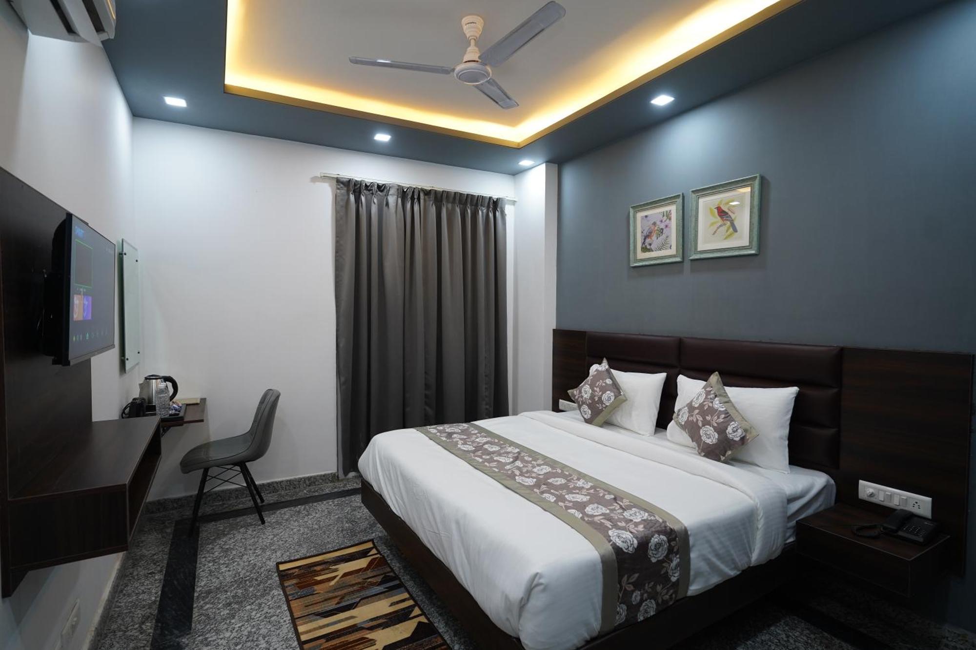 Hotel Posh Garden Artemis Hospital Road