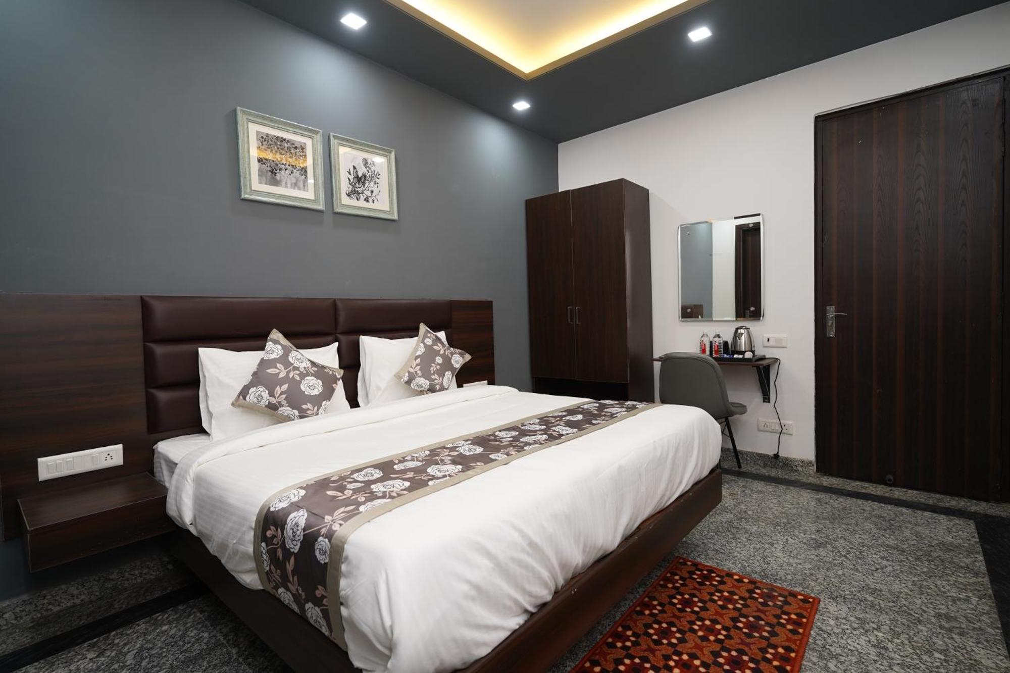 Posh Garden Artemis Hospital Road Hotel Gurgaon