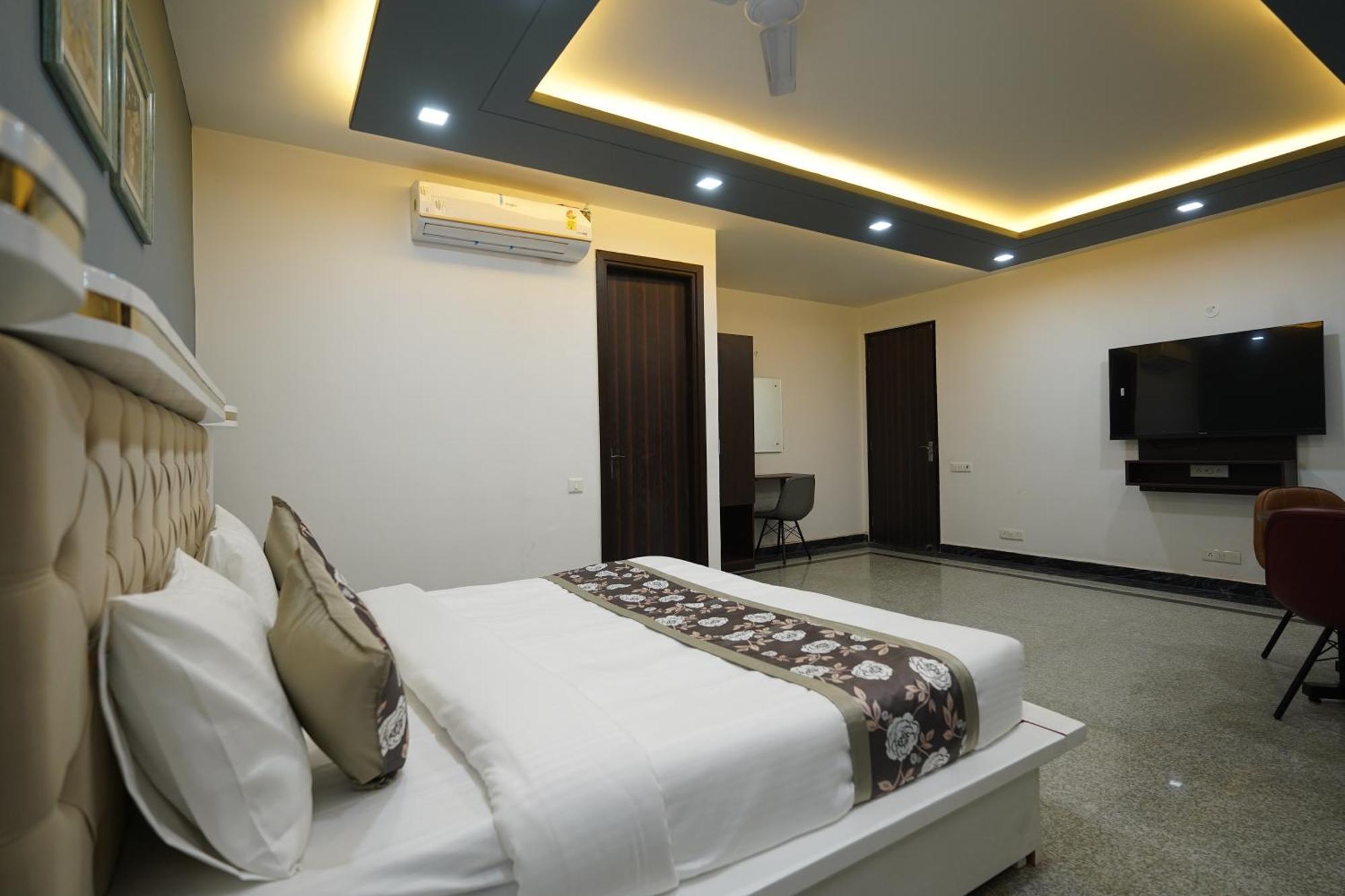 Hotel Posh Garden Artemis Hospital Road
