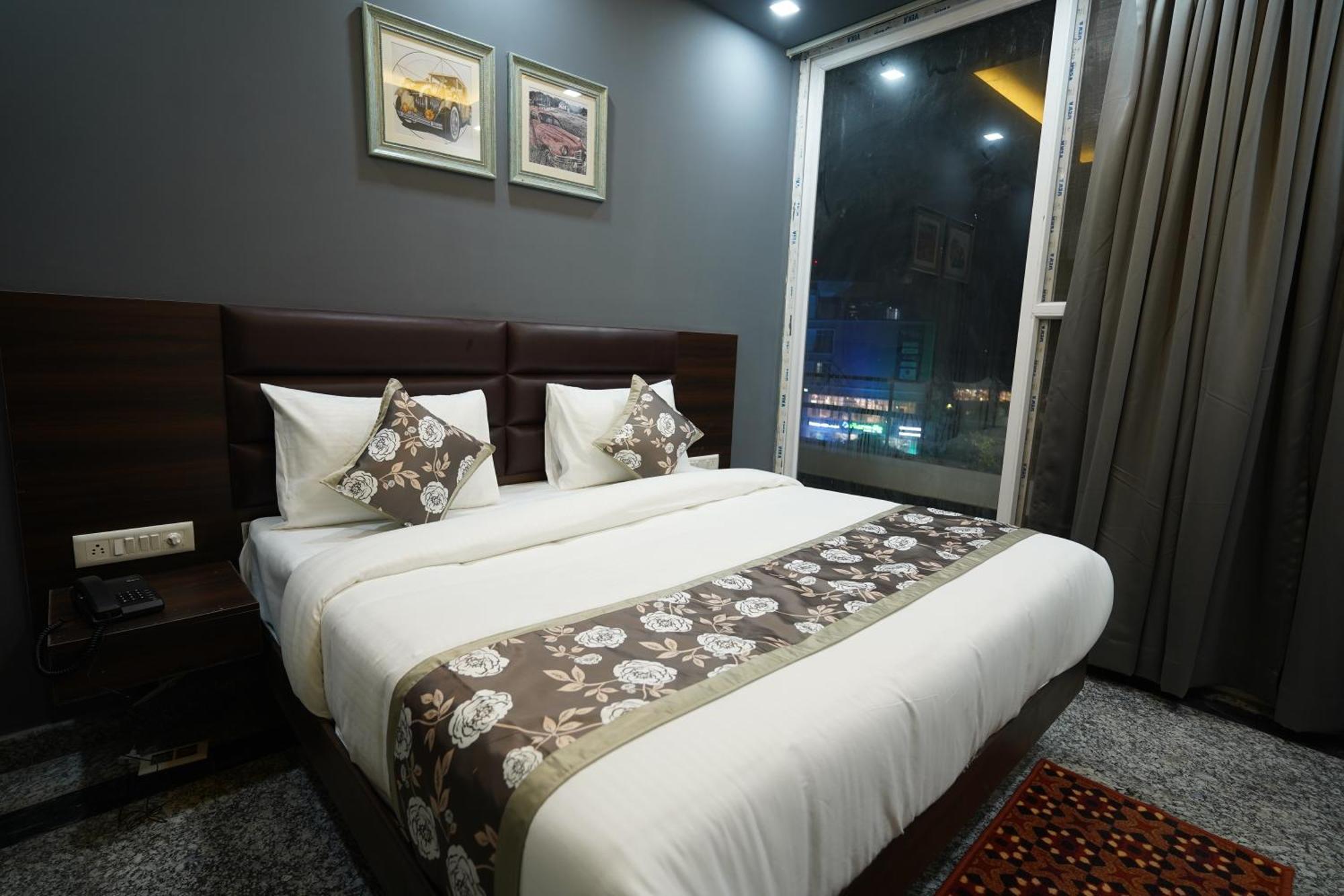 Hotel Posh Garden Artemis Hospital Road