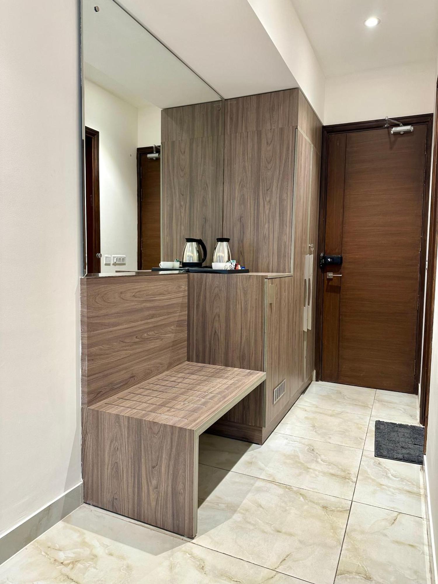 Flock I Golf Course Road Near Dlf Phase 1 Metro Station I Hotel 3*