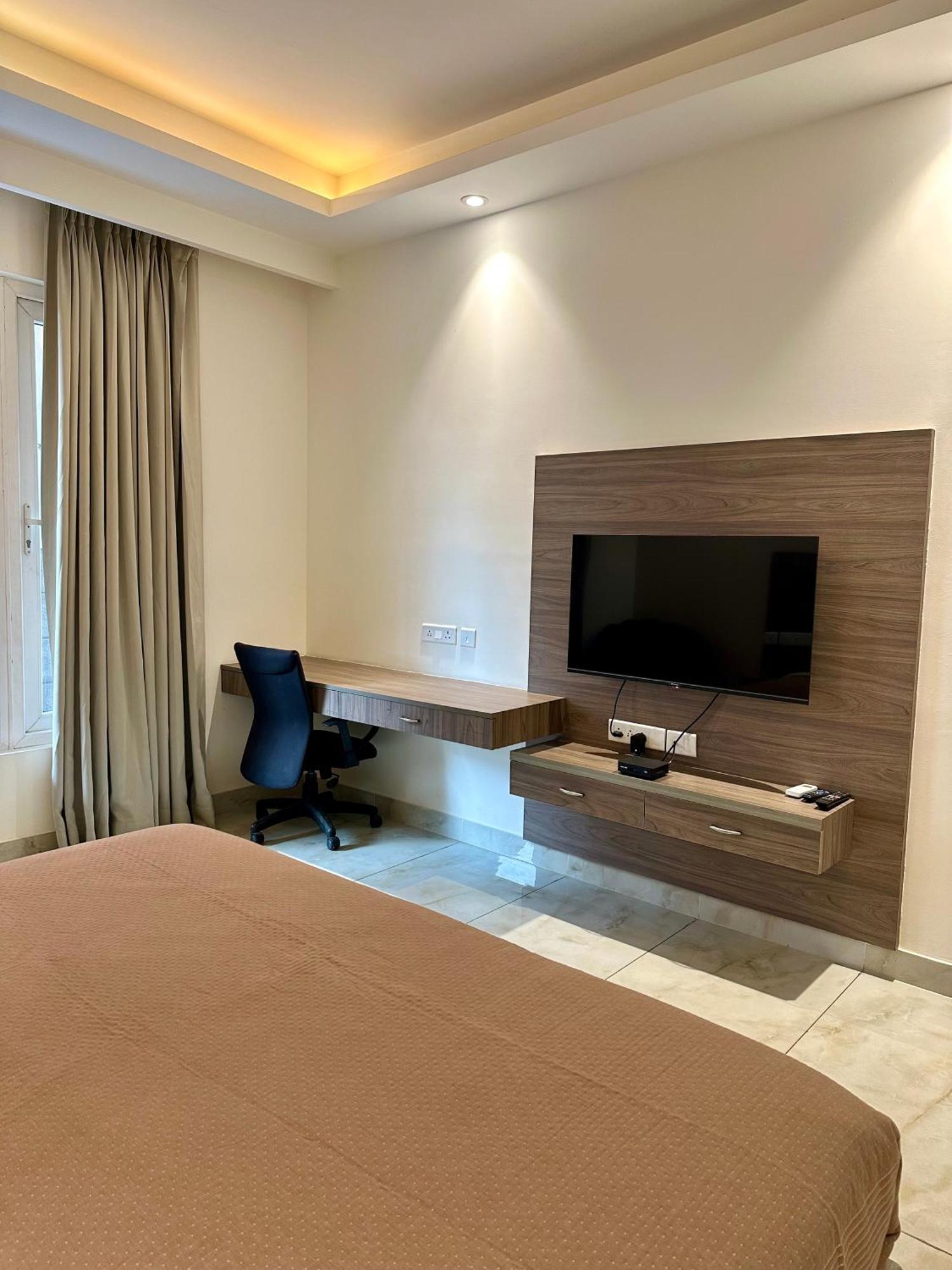 Flock I Golf Course Road Near Dlf Phase 1 Metro Station I Hotel
