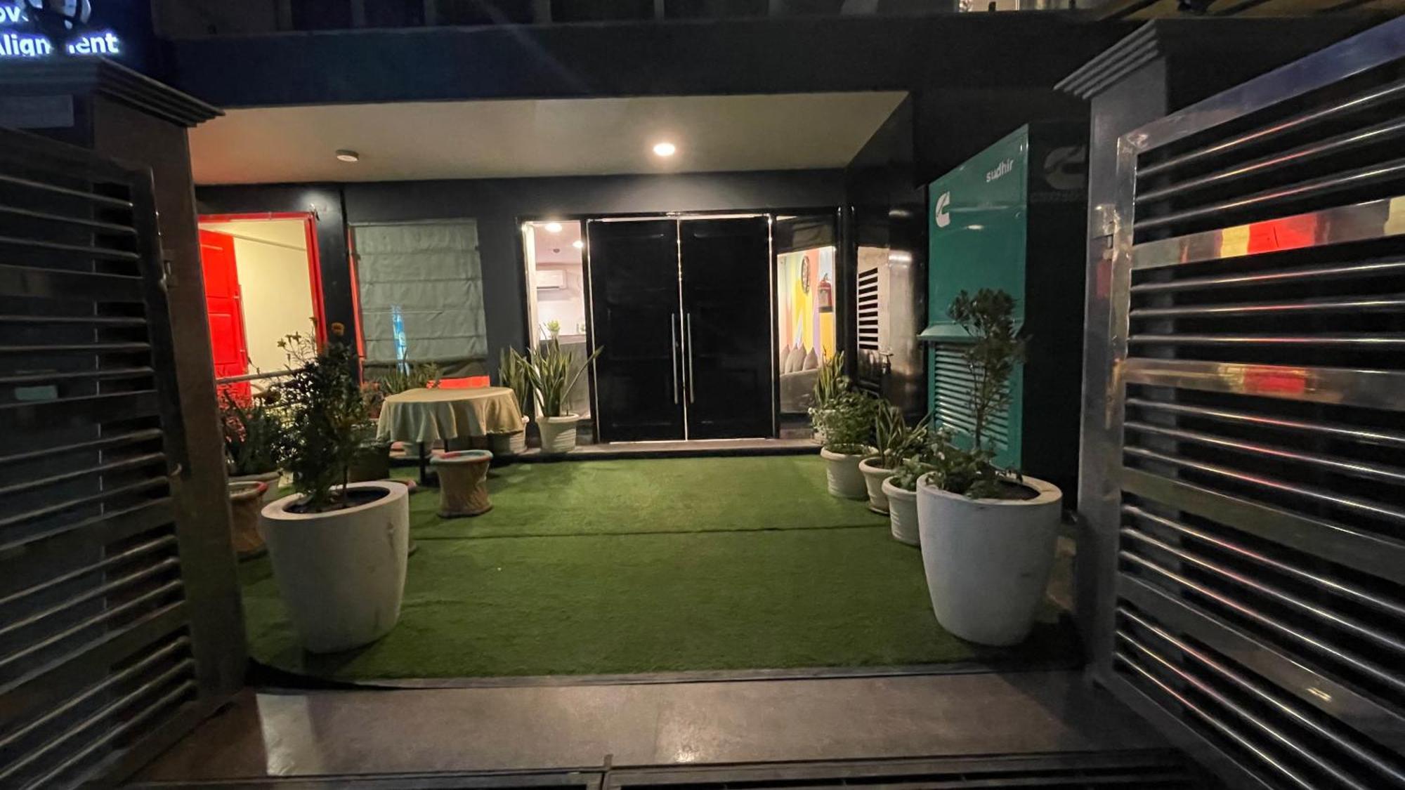 Saltstayz Sector 39- Near Rajiv Chowk & Sohna Road