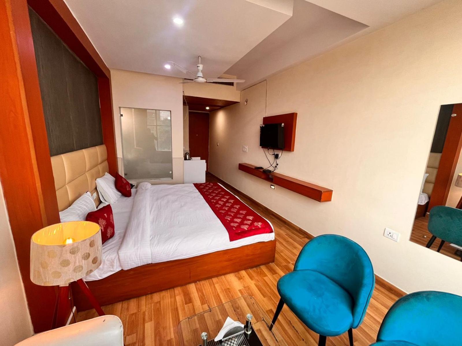 Oyster Pearl I Near Medanta Hospital I Sec-39 I Gurgaon