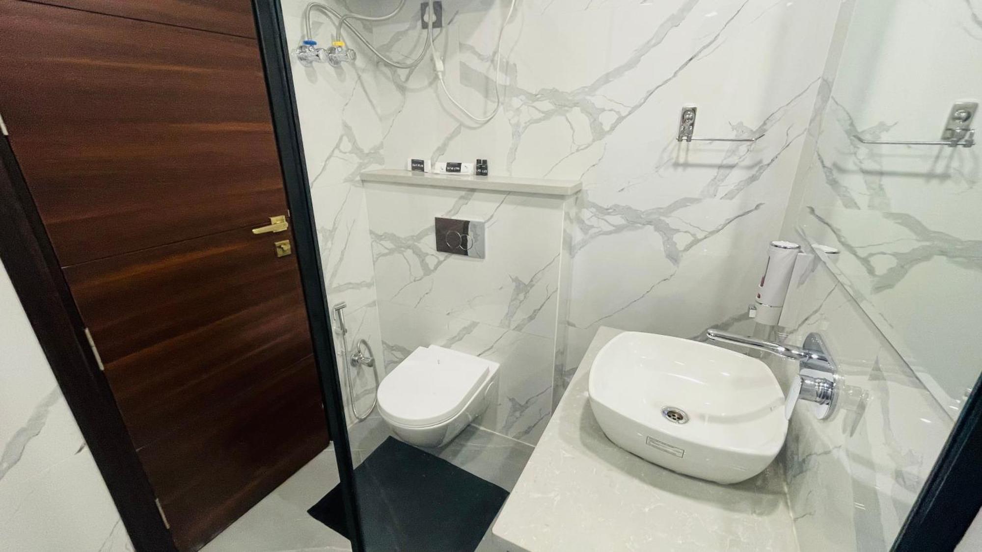 Saltstayz Select - Golf Course Road & Sector 57 4*