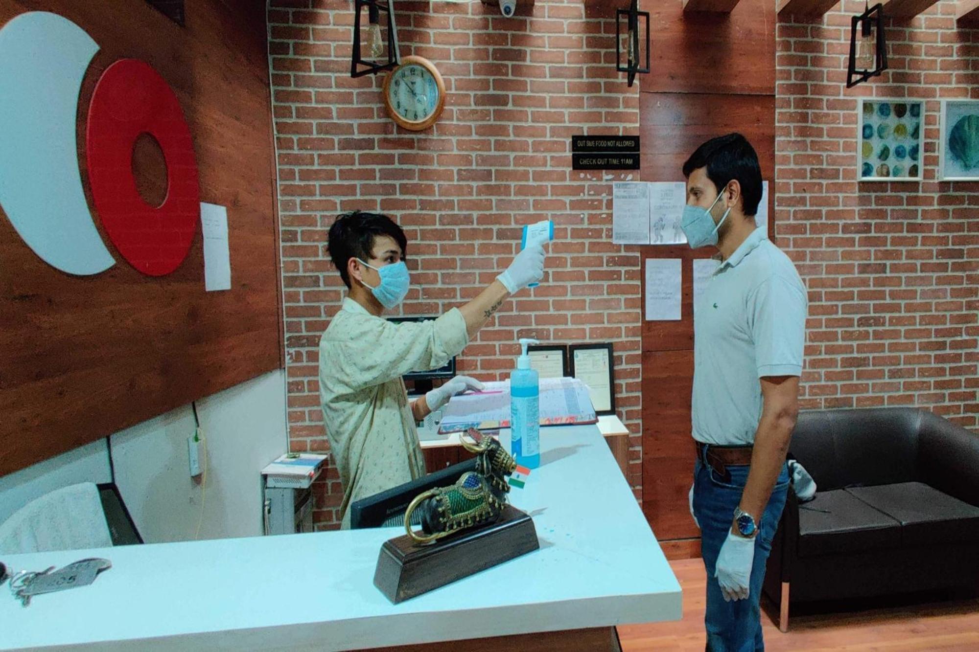 Hotel Capital O Esscon House Near Payal Cinema Gurgaon