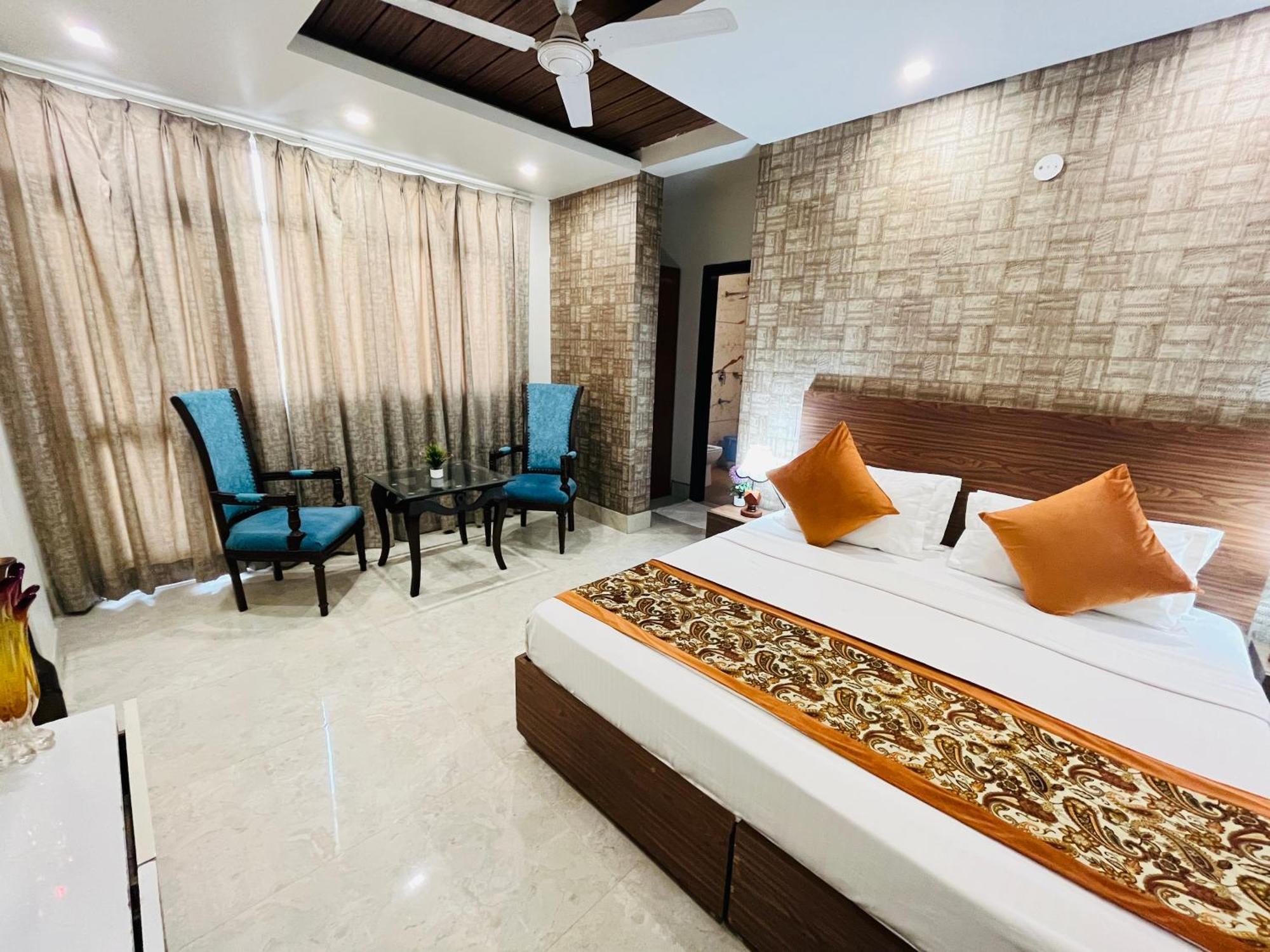 Hotel Dayal Regency, Shushant Lok Sector 29, Near Fortis Hospital 3*