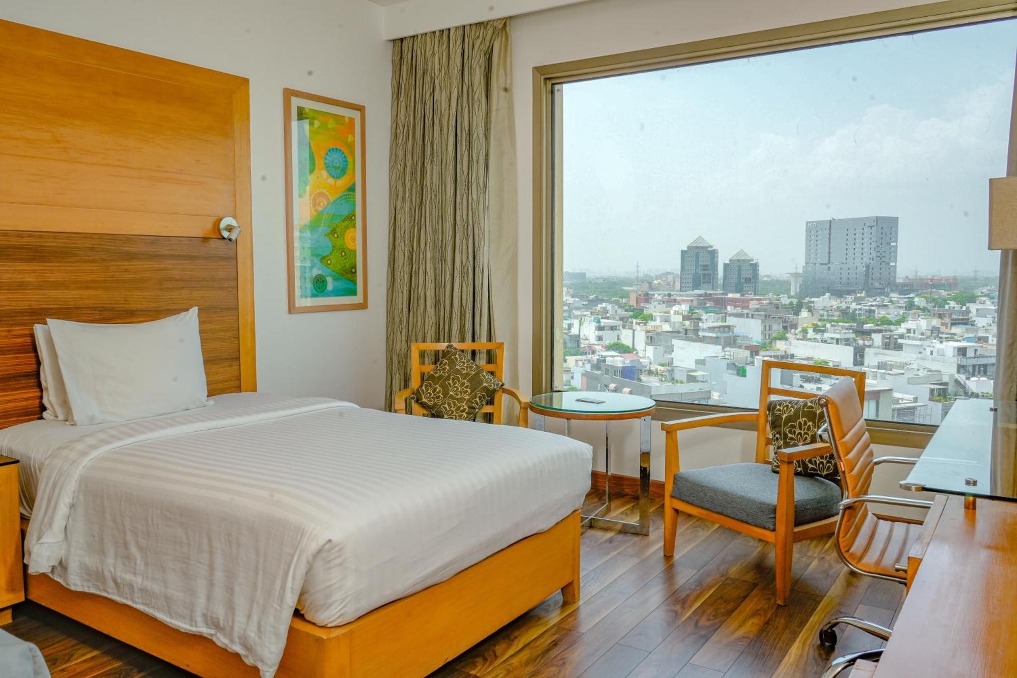 Courtyard By Marriott Gurugram Downtown Hotel 5*