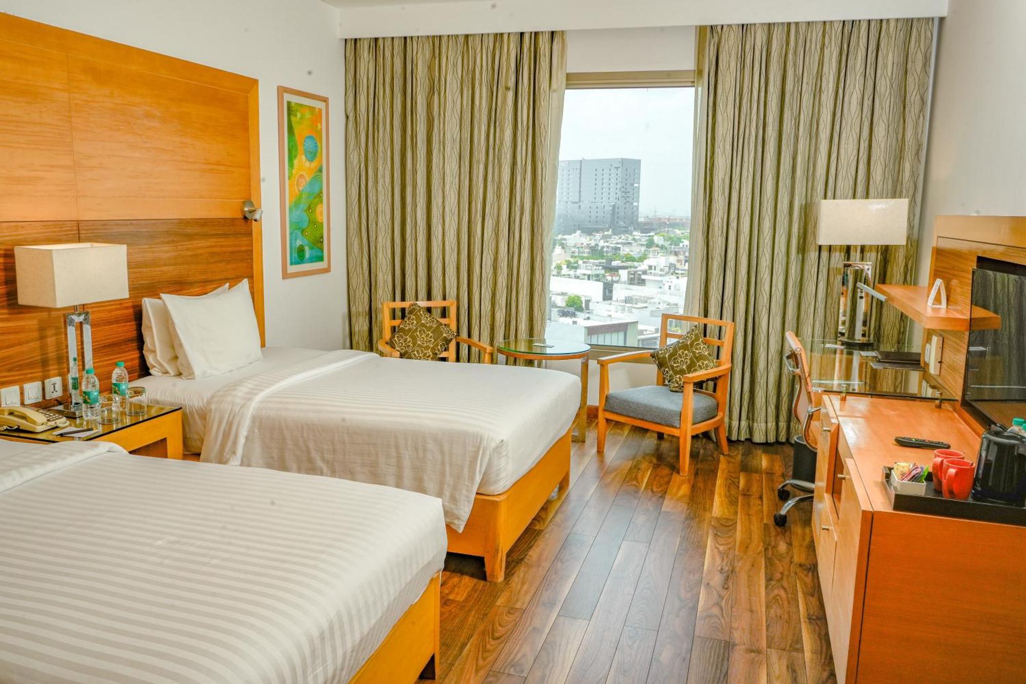 Courtyard By Marriott Gurugram Downtown 5*