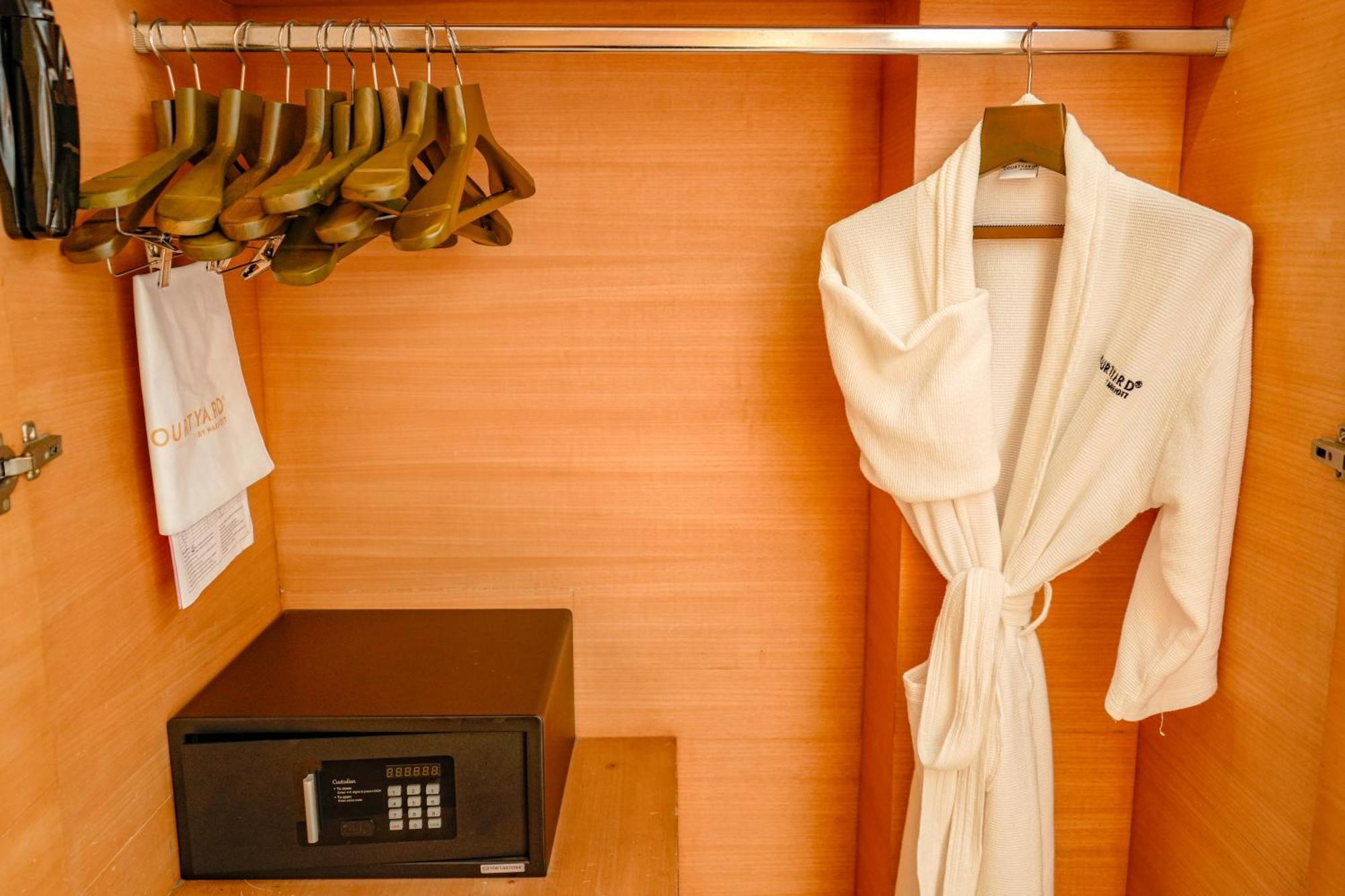 Courtyard By Marriott Gurugram Downtown Hotel 5*