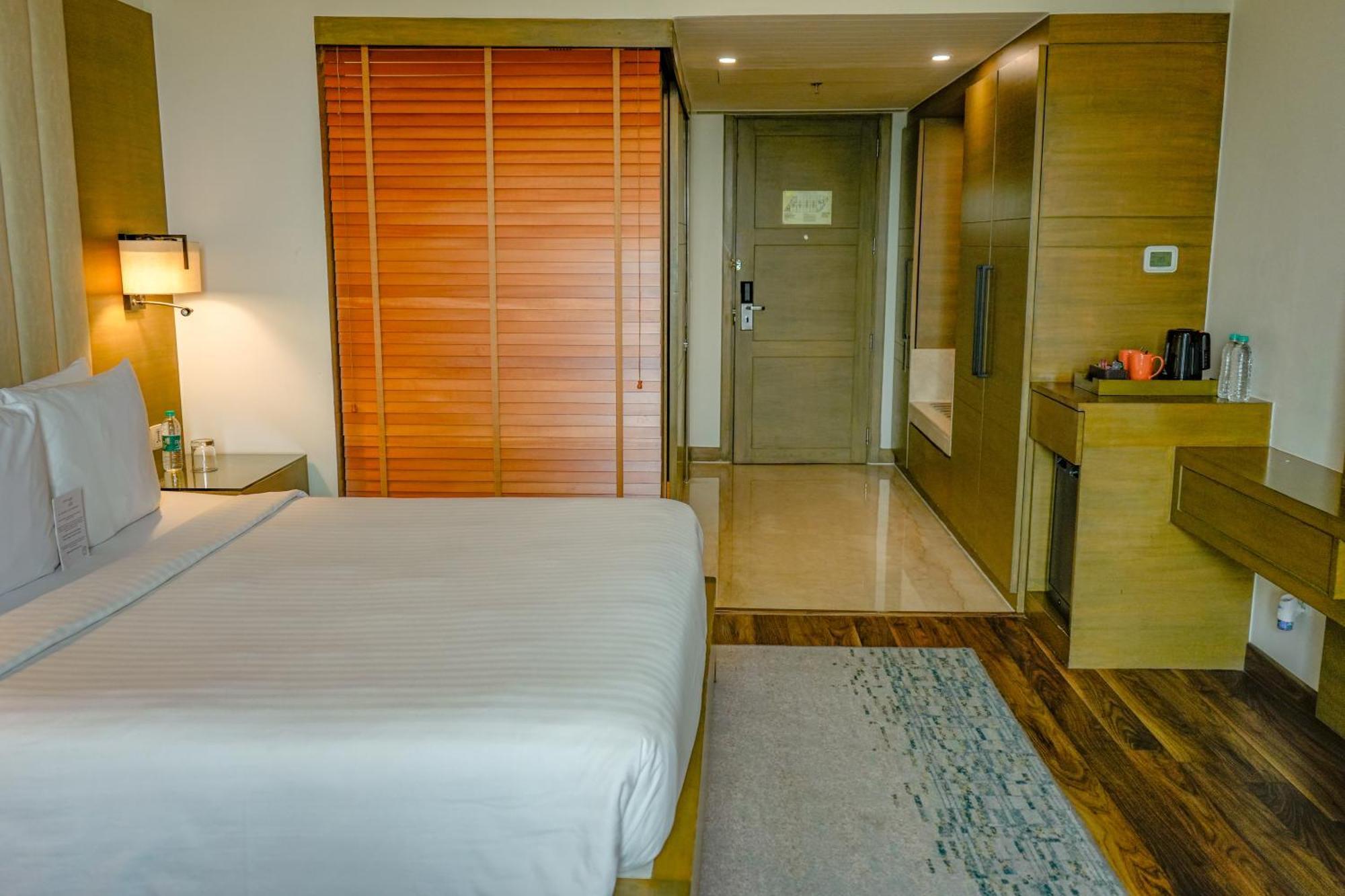 Courtyard By Marriott Gurugram Downtown Hotel 5*