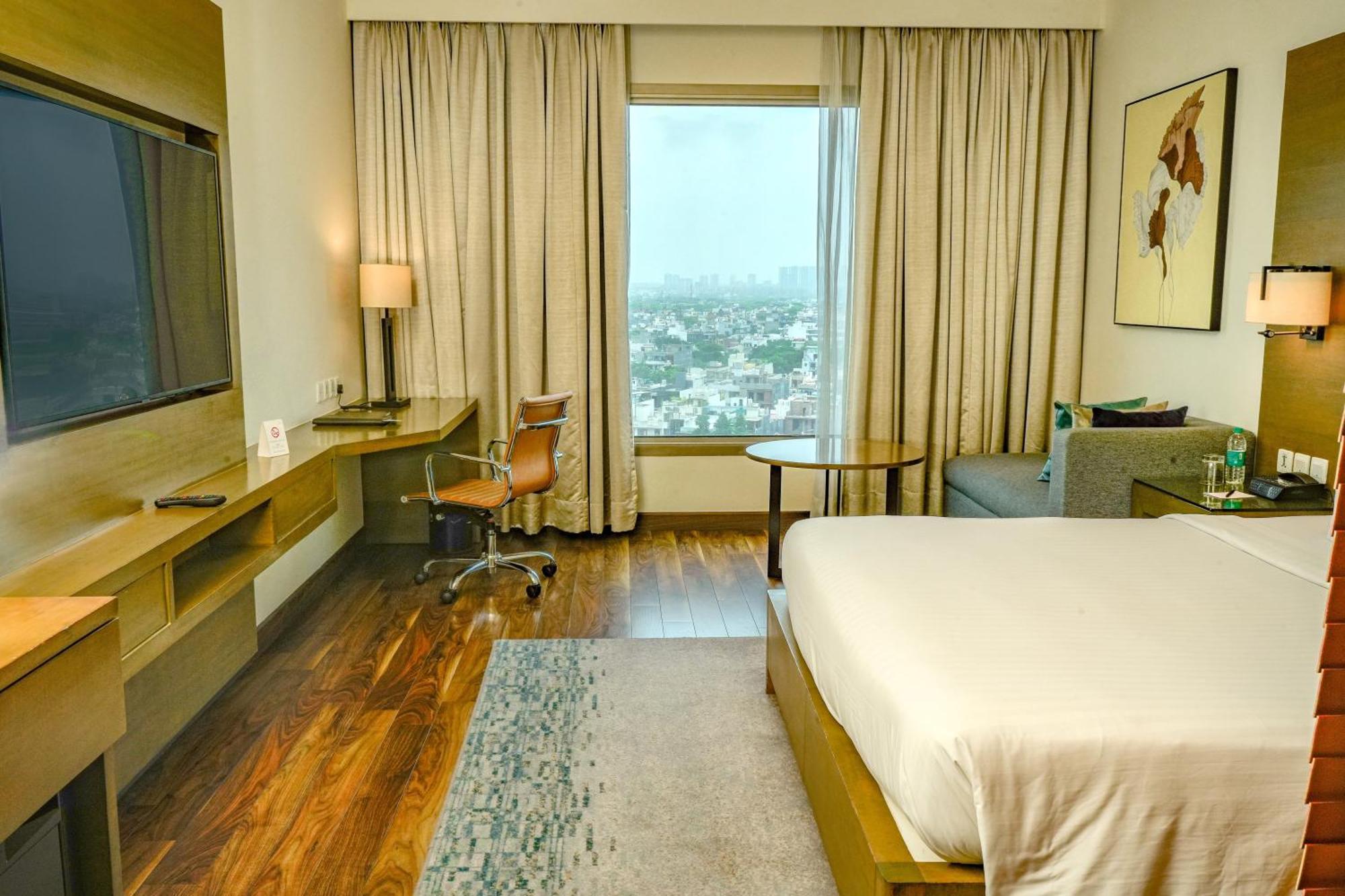 Courtyard By Marriott Gurugram Downtown 5*