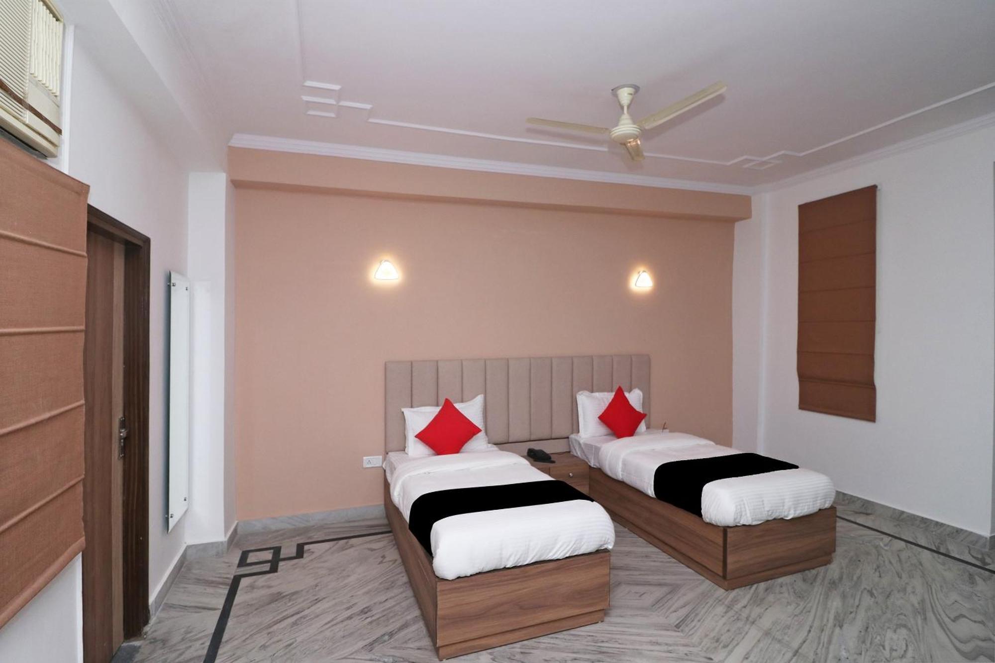 Hotel Capital O Esscon House Near Payal Cinema Gurgaon