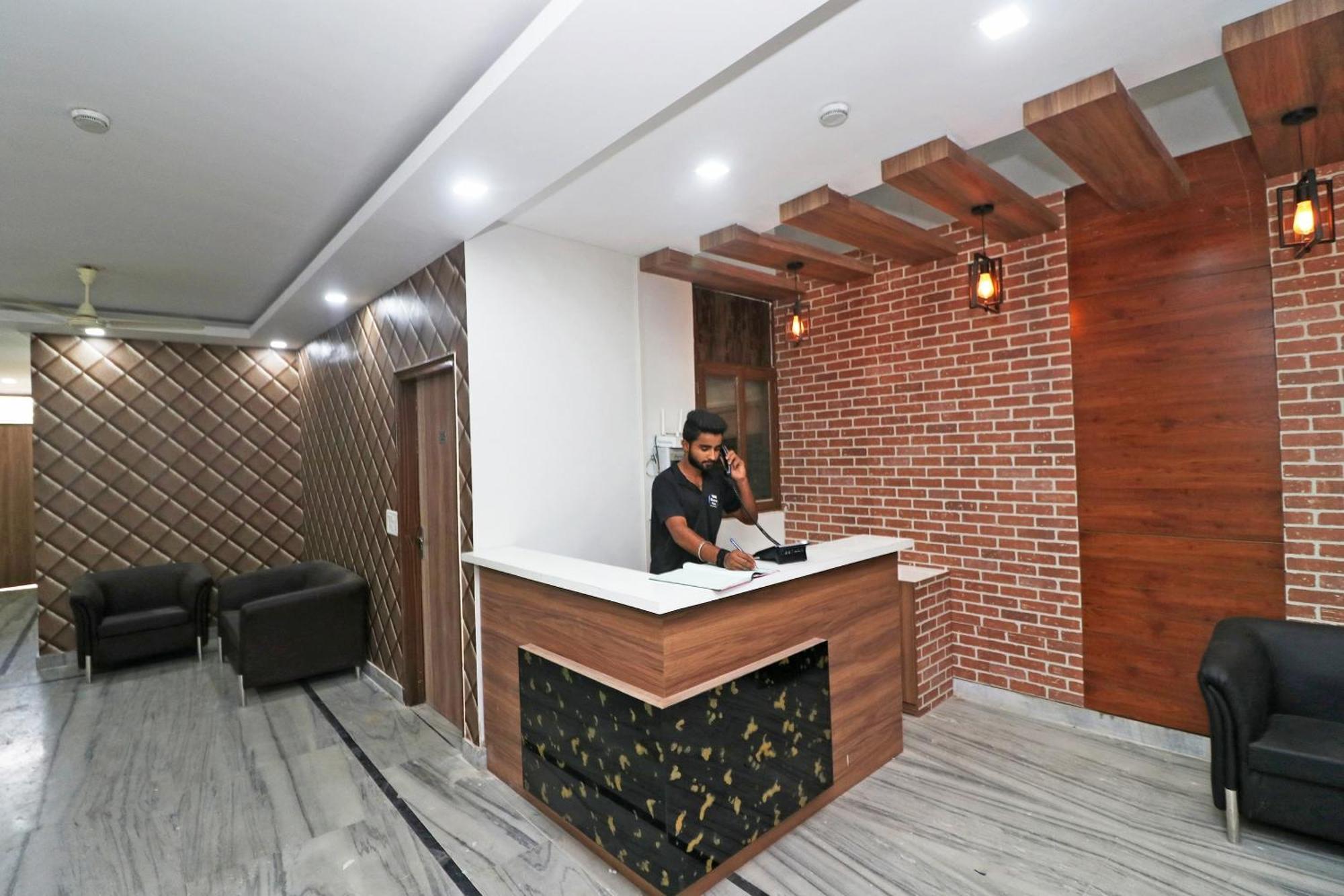 Capital O Esscon House Near Payal Cinema Hotel