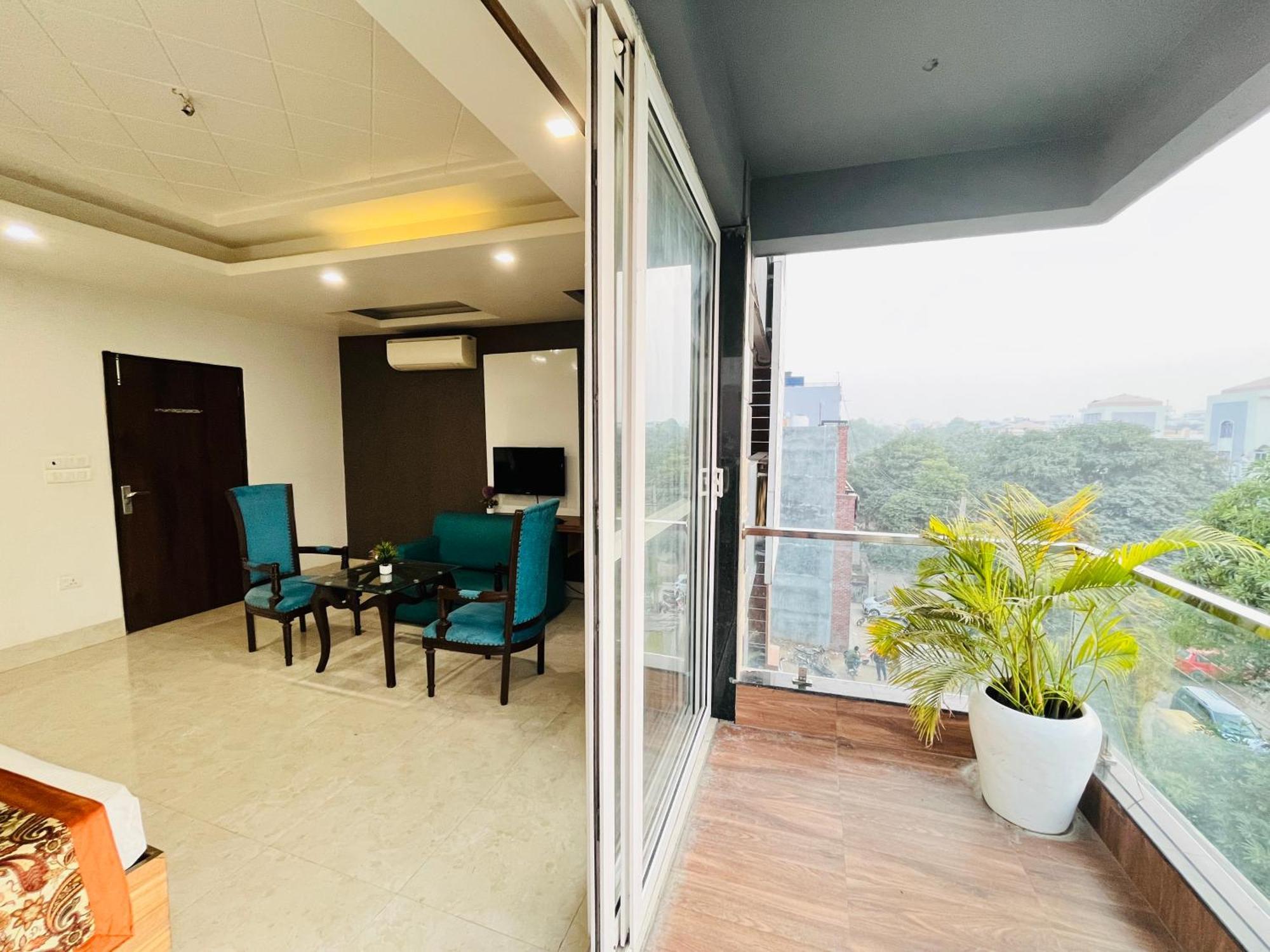 Hotel Dayal Regency, Shushant Lok Sector 29, Near Fortis Hospital 3*