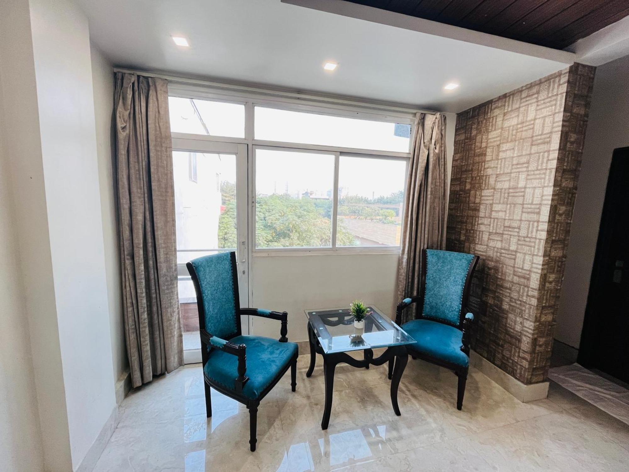 Hotel Dayal Regency, Shushant Lok Sector 29, Near Fortis Hospital 3*