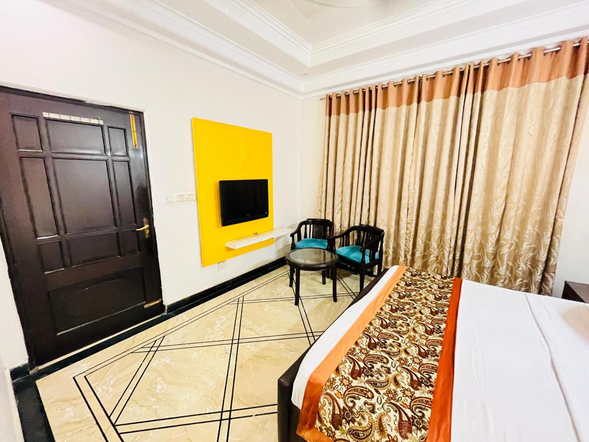 Dayal Regency, Shushant Lok Sector 29, Near Fortis Hospital 3*
