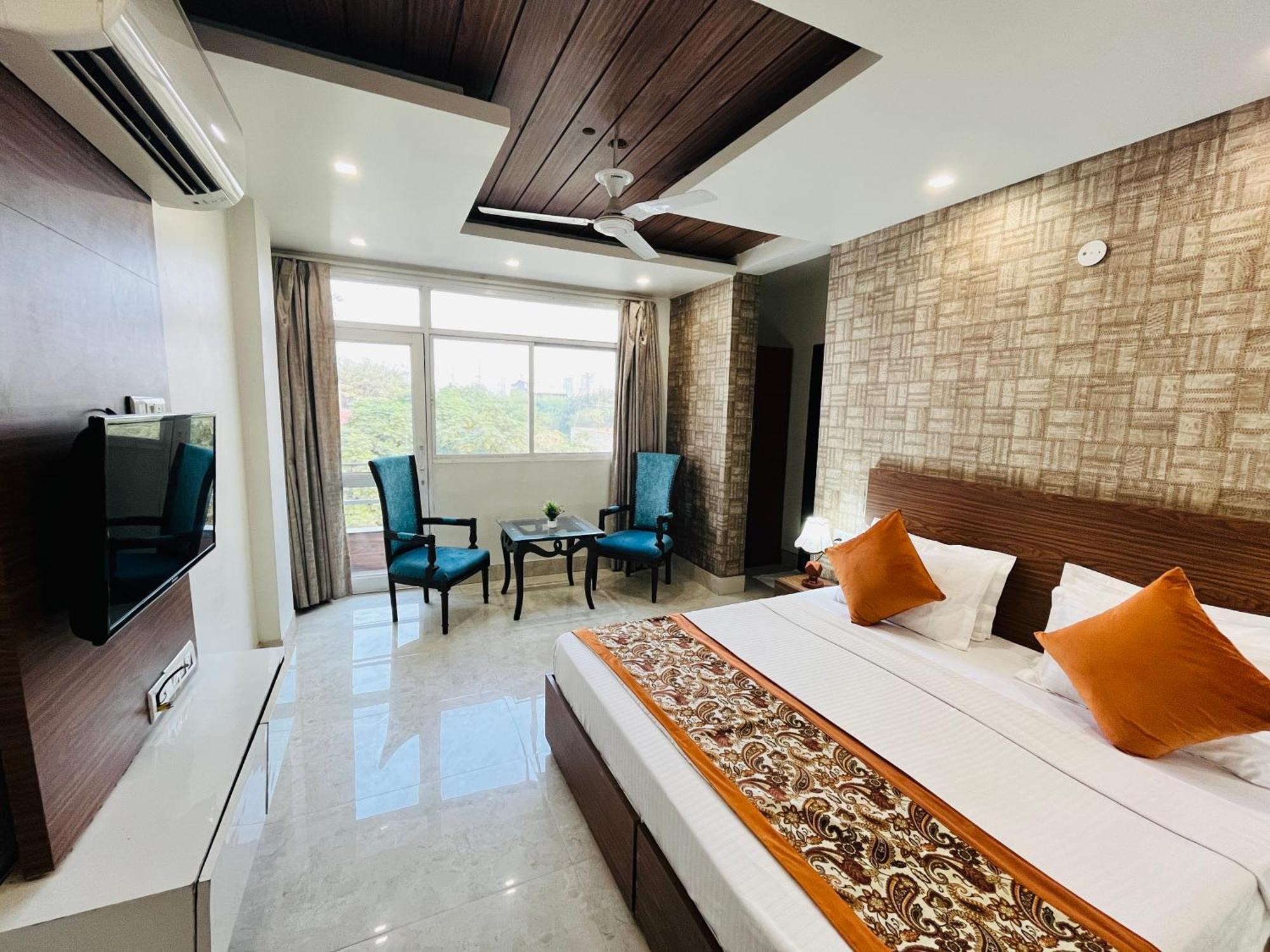 Dayal Regency, Shushant Lok Sector 29, Near Fortis Hospital 3*