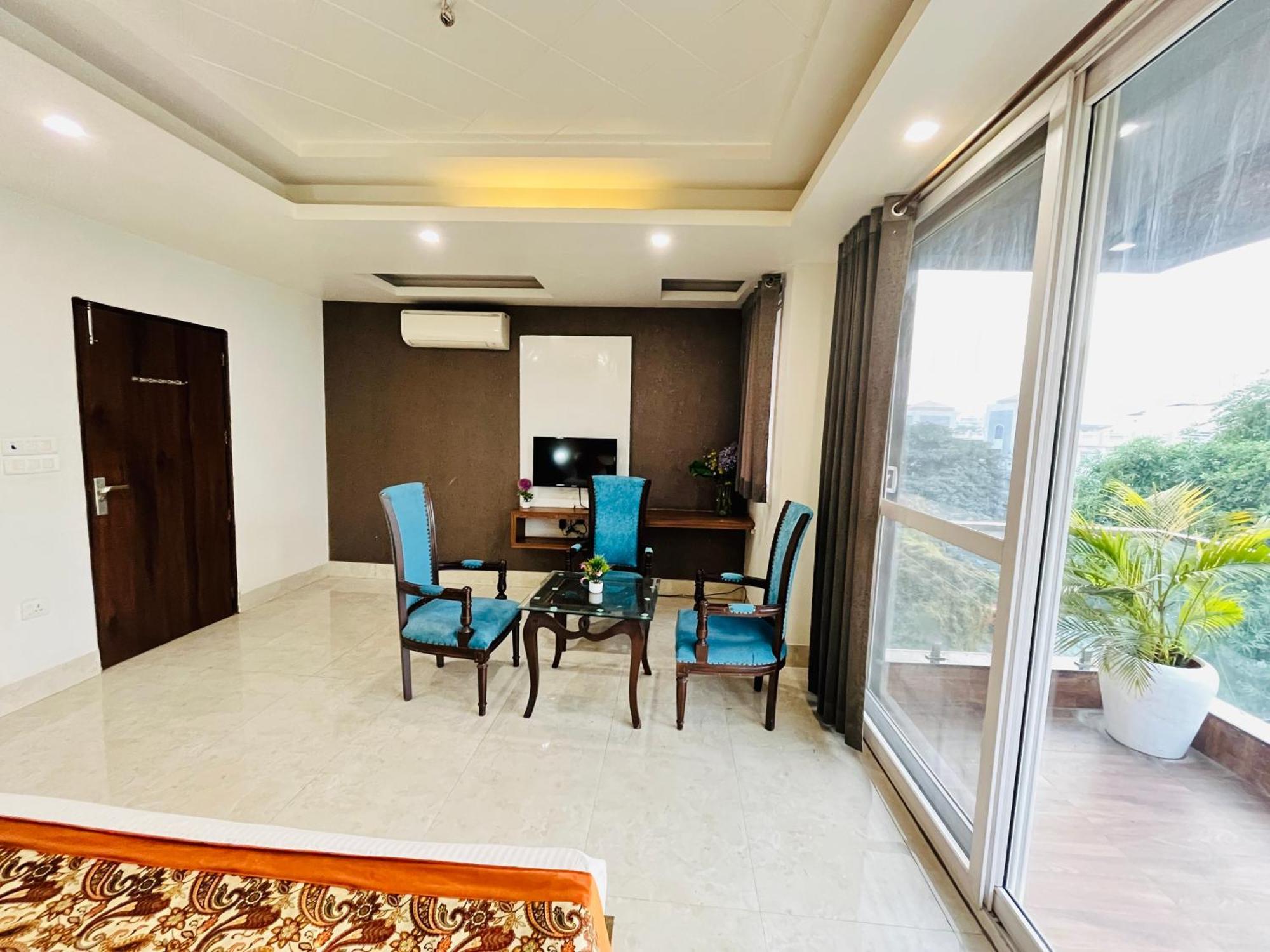 Dayal Regency, Shushant Lok Sector 29, Near Fortis Hospital 3*