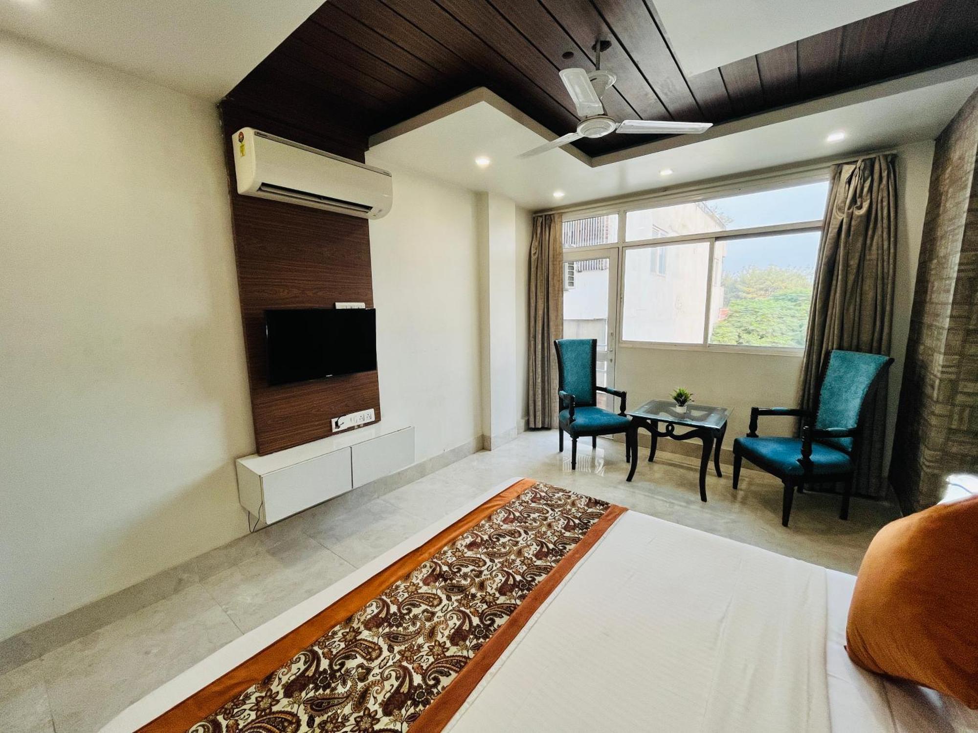 Hotel Dayal Regency, Shushant Lok Sector 29, Near Fortis Hospital 3*