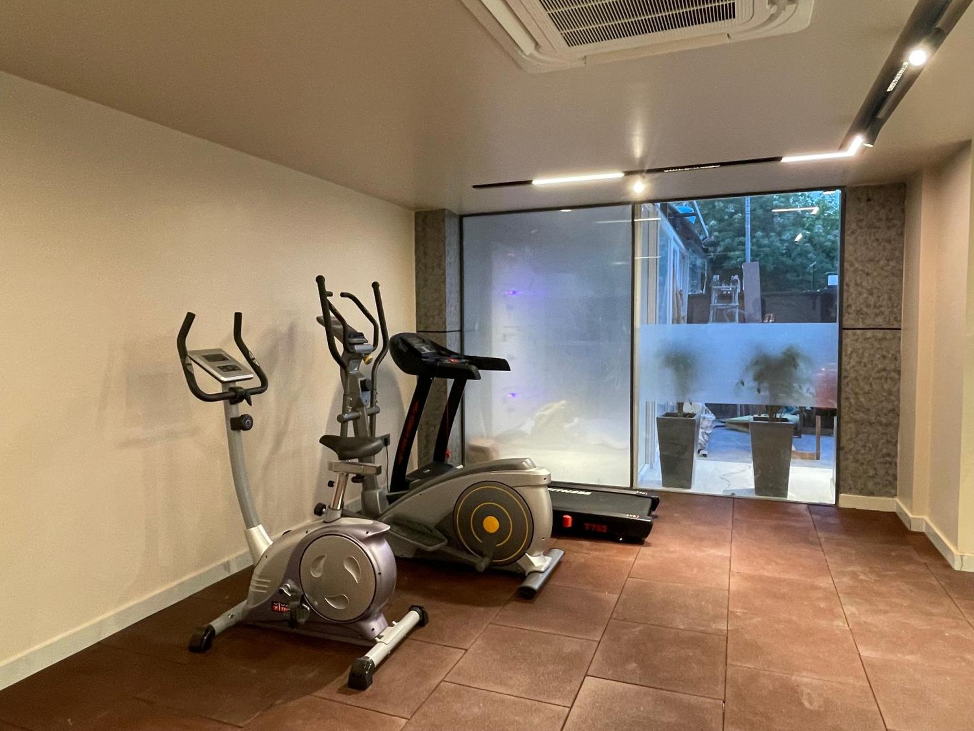 Hotel Saltstayz Premier - Near Golf Course Road & Sector 57
