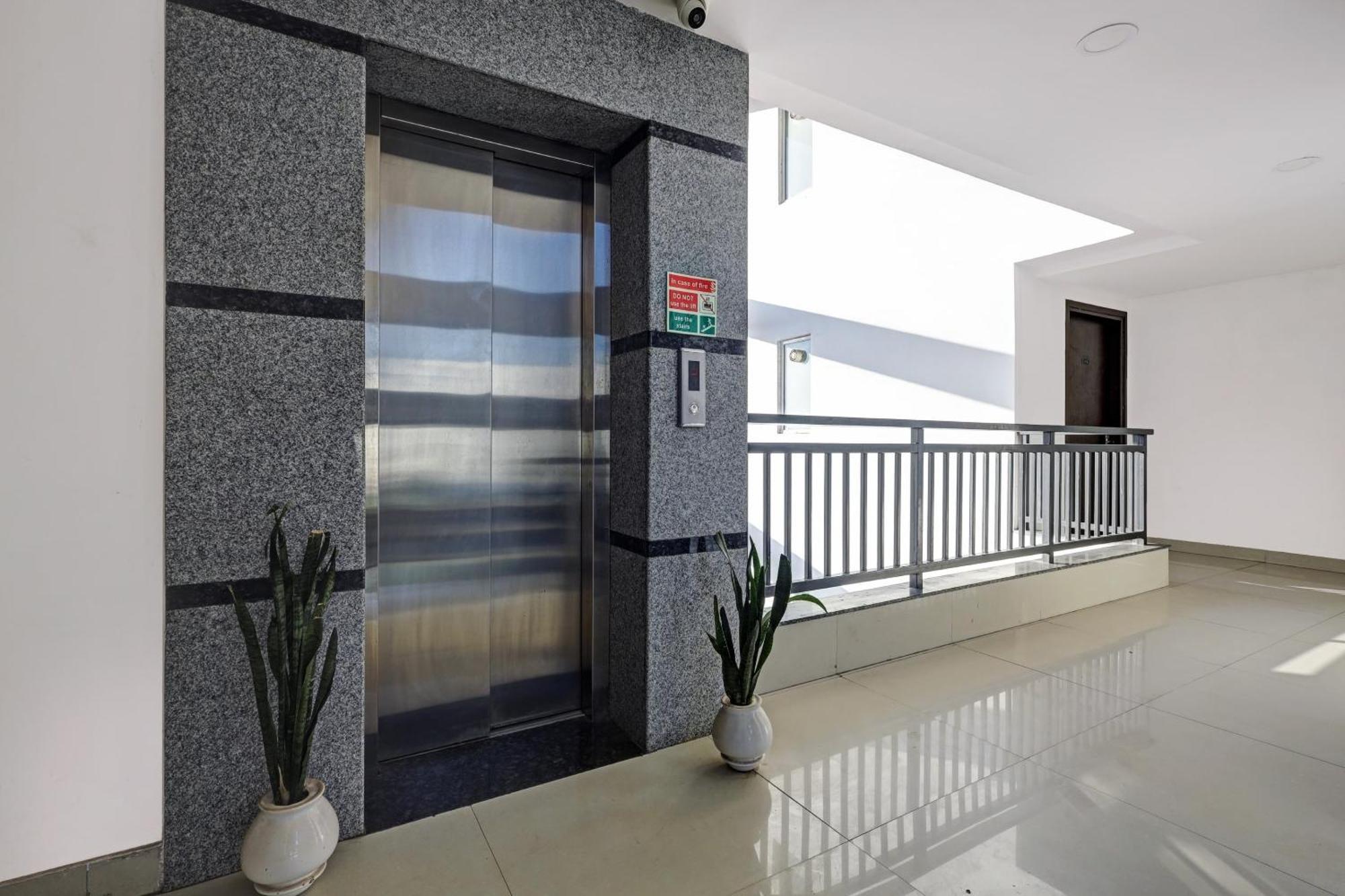Super Townhouse Tipsyy Near Bestech Square Mall Hotel