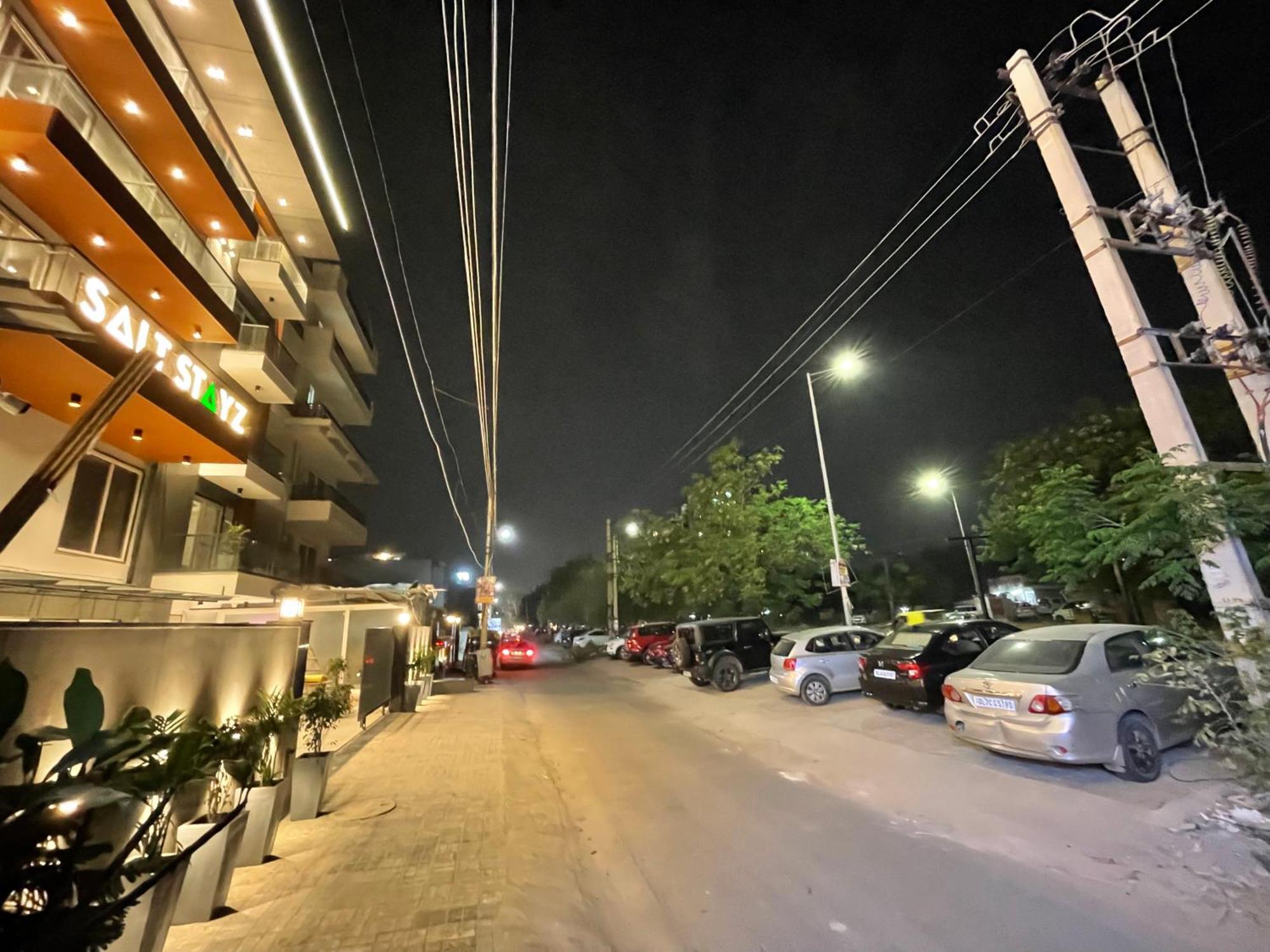 Saltstayz Premier - Near Golf Course Road & Sector 57 Hotel