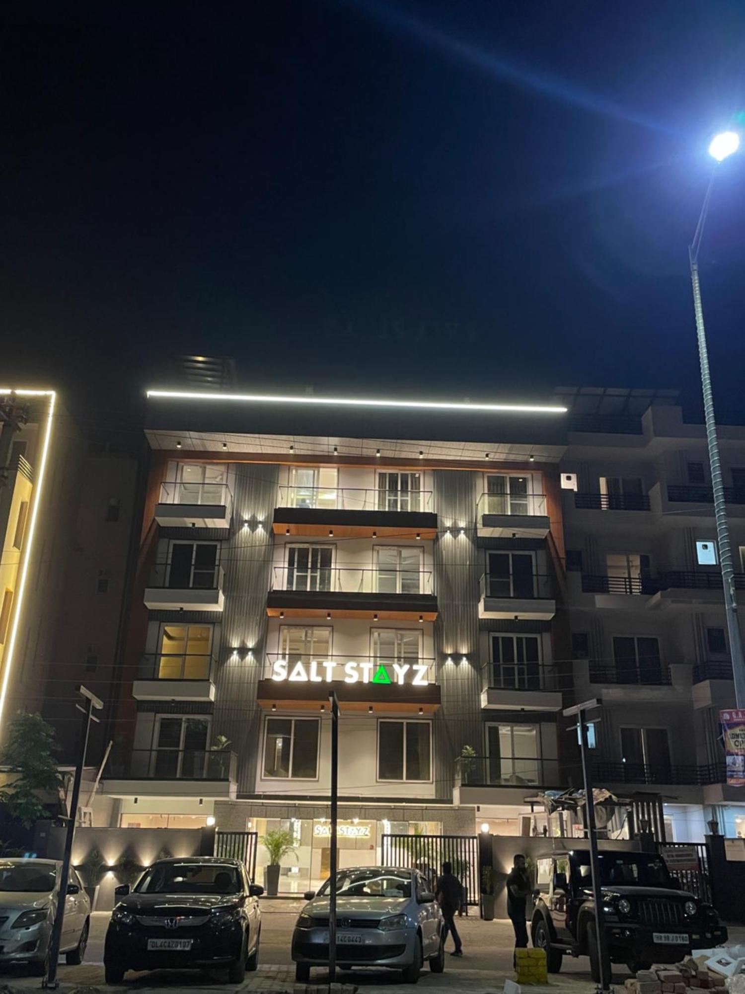 Hotel Saltstayz Premier - Near Golf Course Road & Sector 57 4*