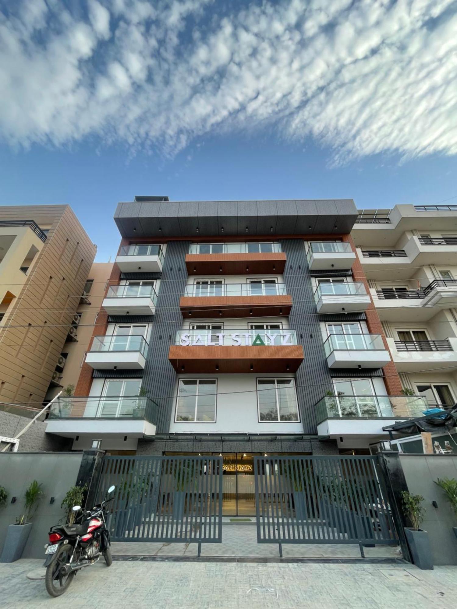Saltstayz Premier - Near Golf Course Road & Sector 57 Gurgaon
