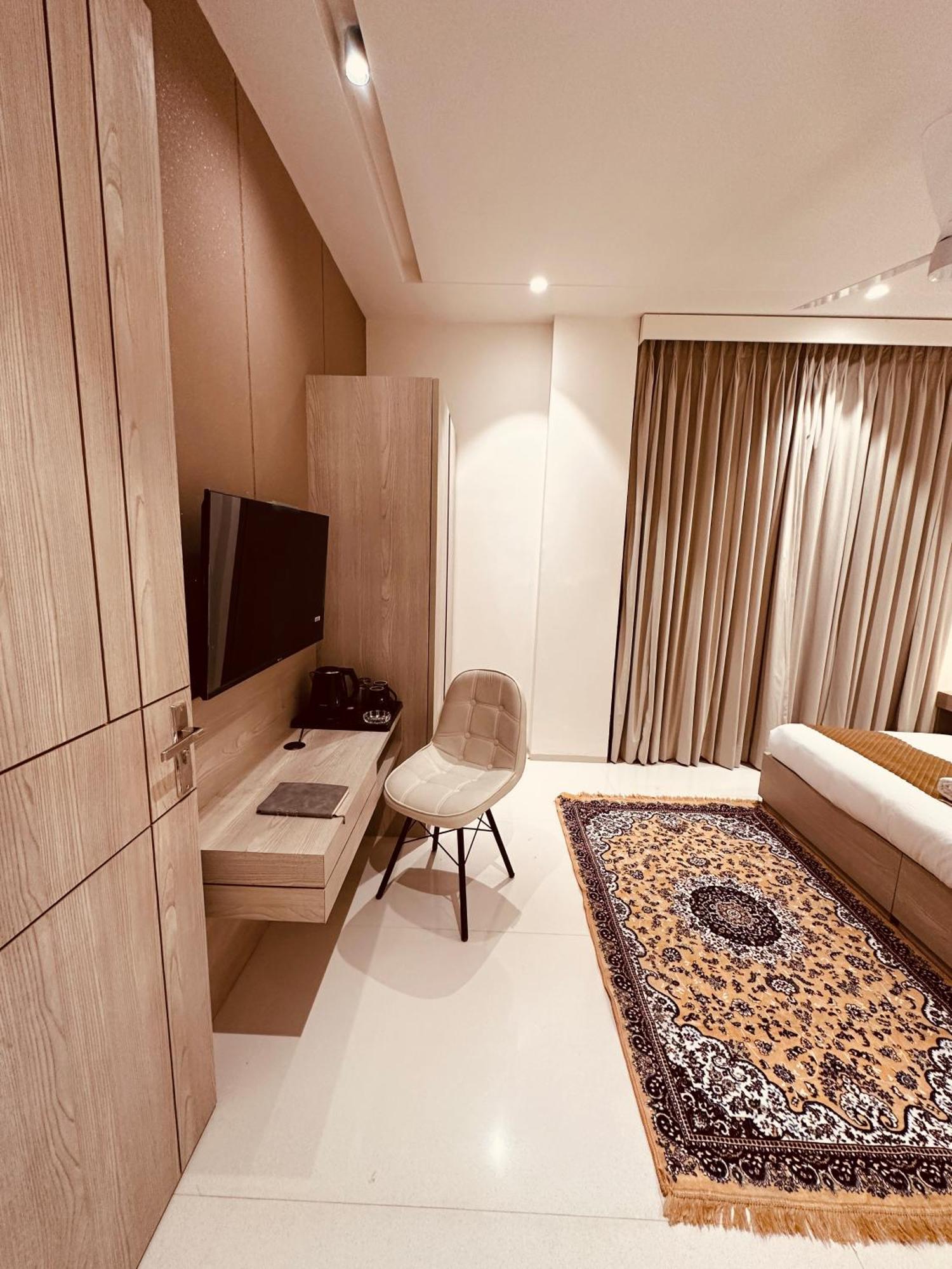 Aparthotel The Lodgers 2 Bhk Serviced Near Artemis Hospital Sector 57 - Nearest Metro Station Sector 54 Chowk *
