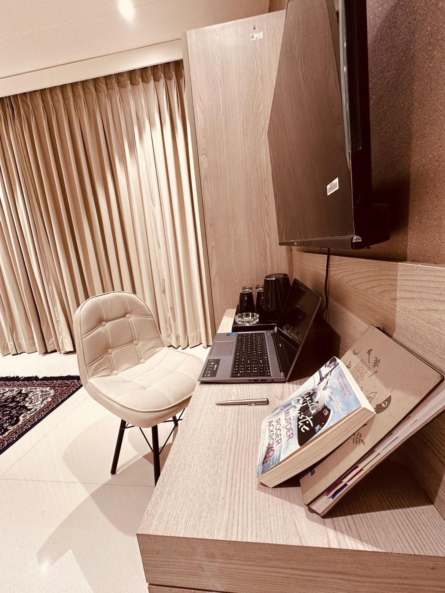 The Lodgers 2 Bhk Serviced Near Artemis Hospital Sector 57 - Nearest Metro Station Sector 54 Chowk Aparthotel *