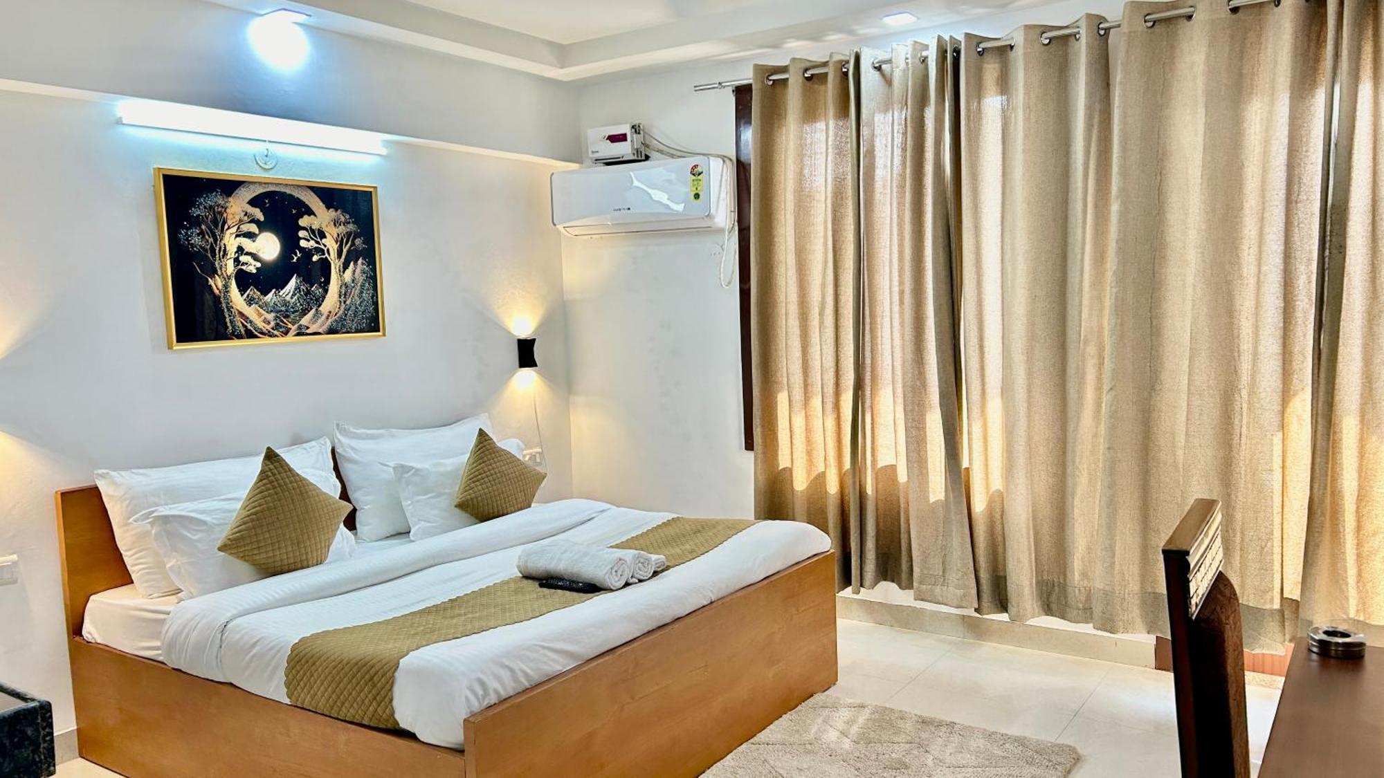 Aura Luxury I Couple Friendly I Near Golf Course Road, Sector 57, Gurgaon
