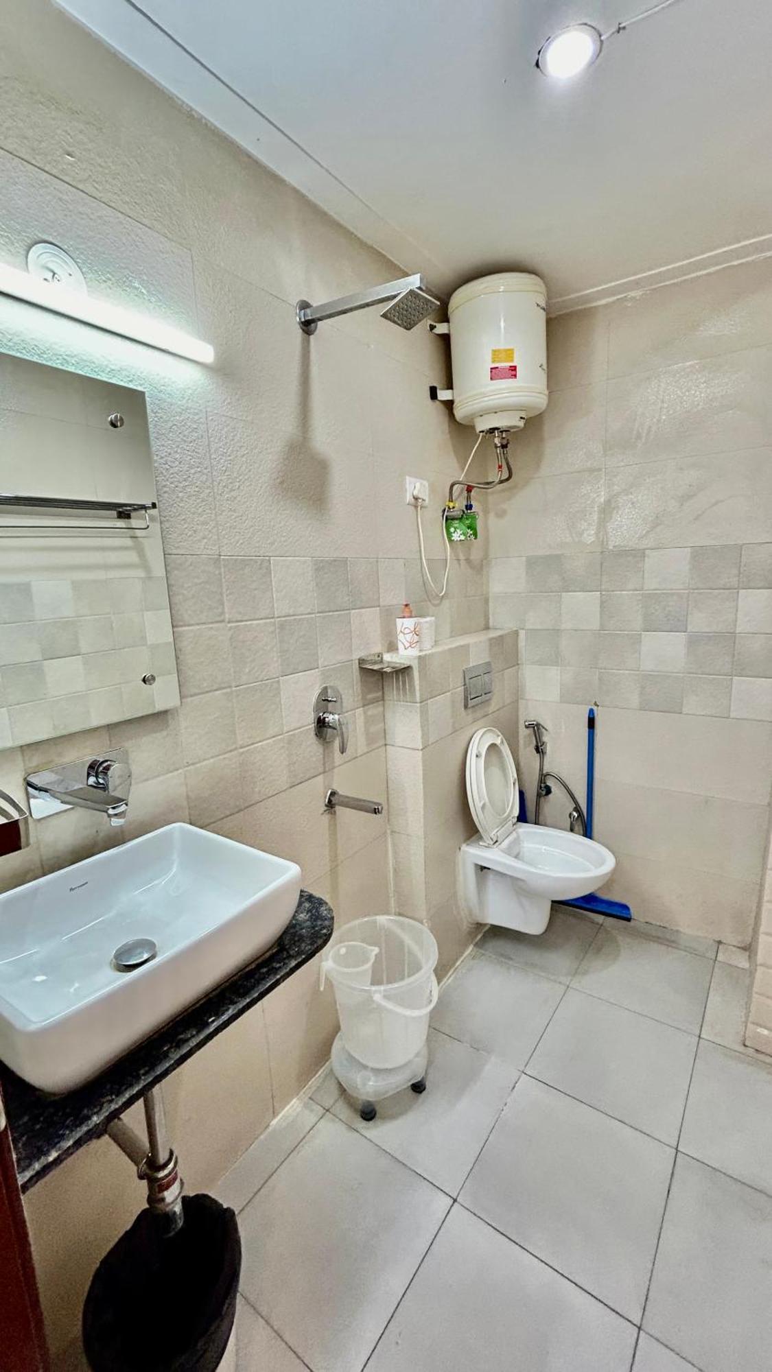 Aura Luxury I Couple Friendly I Near Golf Course Road, Sector 57, Hotel