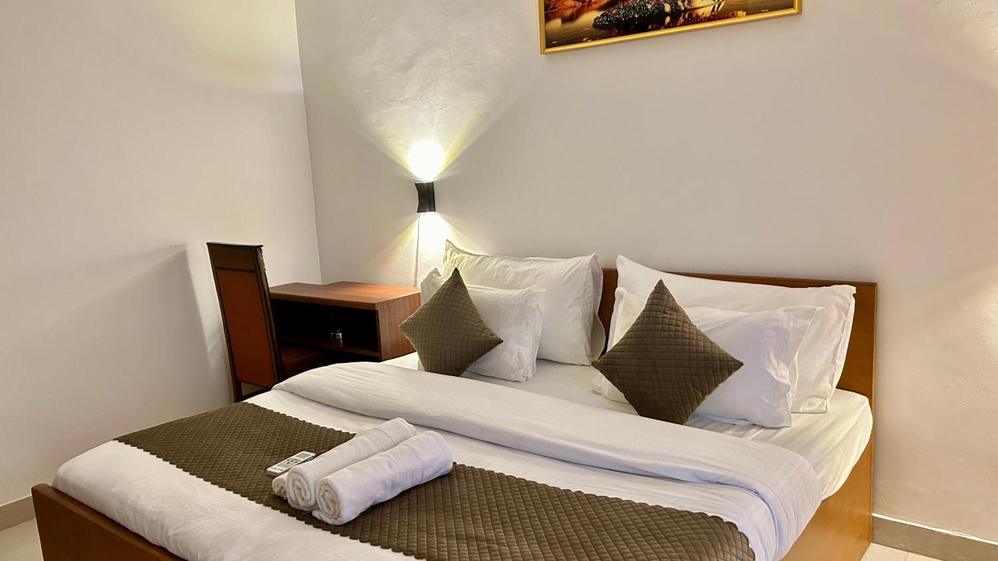 Aura Luxury I Couple Friendly I Near Golf Course Road, Sector 57,