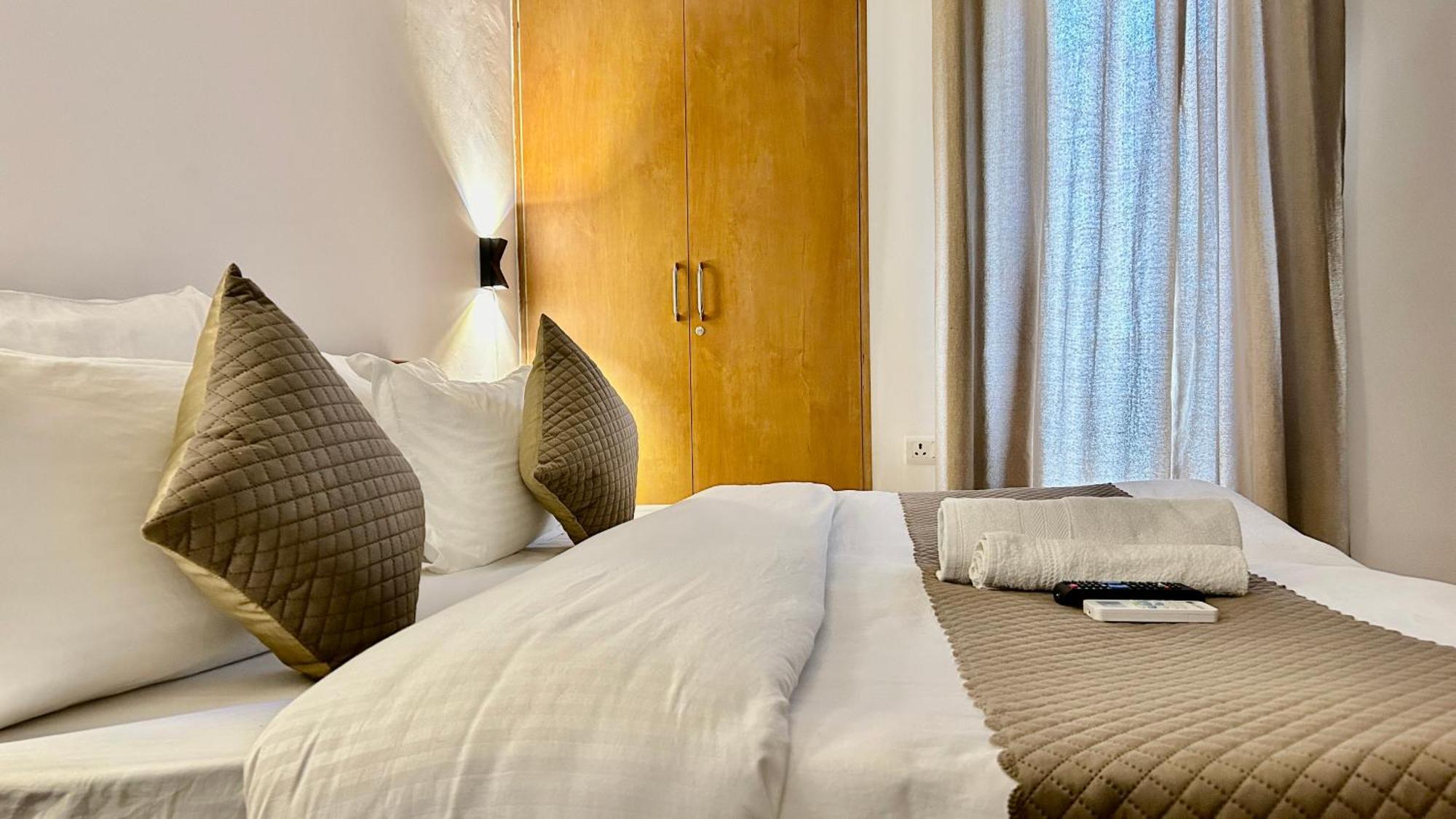 Aura Luxury I Couple Friendly I Near Golf Course Road, Sector 57, Gurgaon