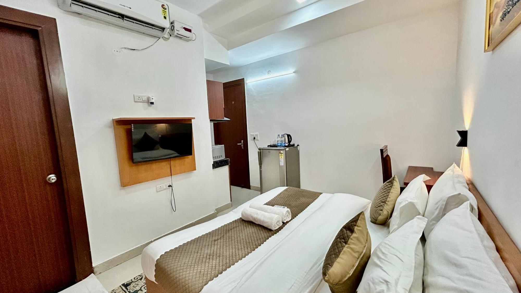 Hotel Aura Luxury I Couple Friendly I Near Golf Course Road, Sector 57, Gurgaon
