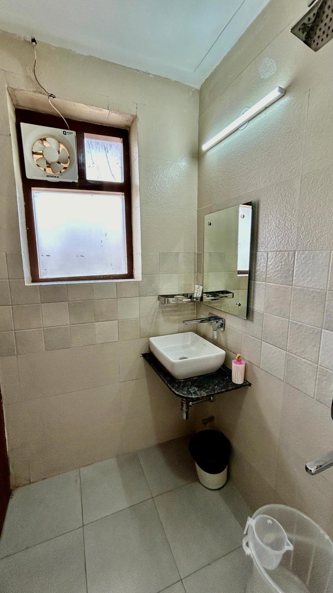Aura Luxury I Couple Friendly I Near Golf Course Road, Sector 57,