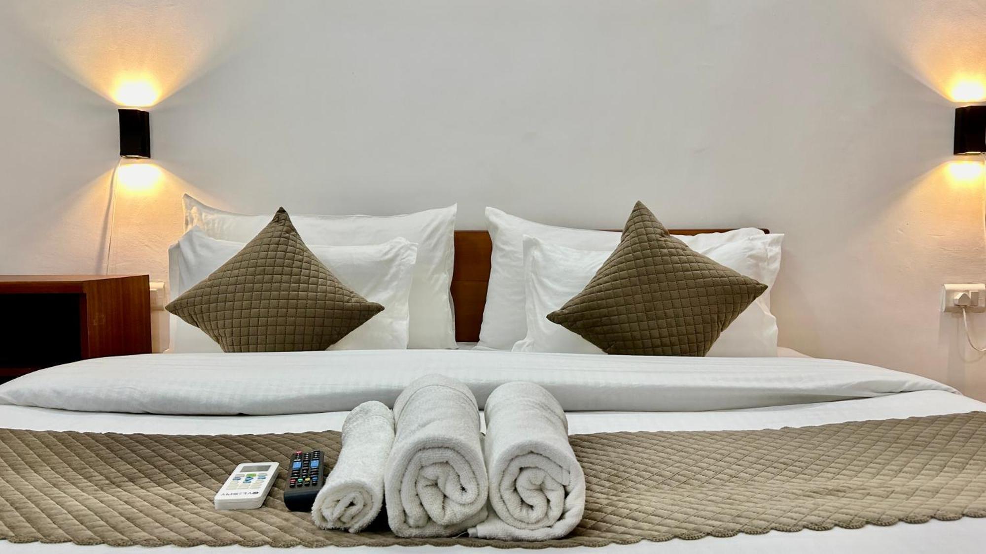 Aura Luxury I Couple Friendly I Near Golf Course Road, Sector 57, Hotel 4*