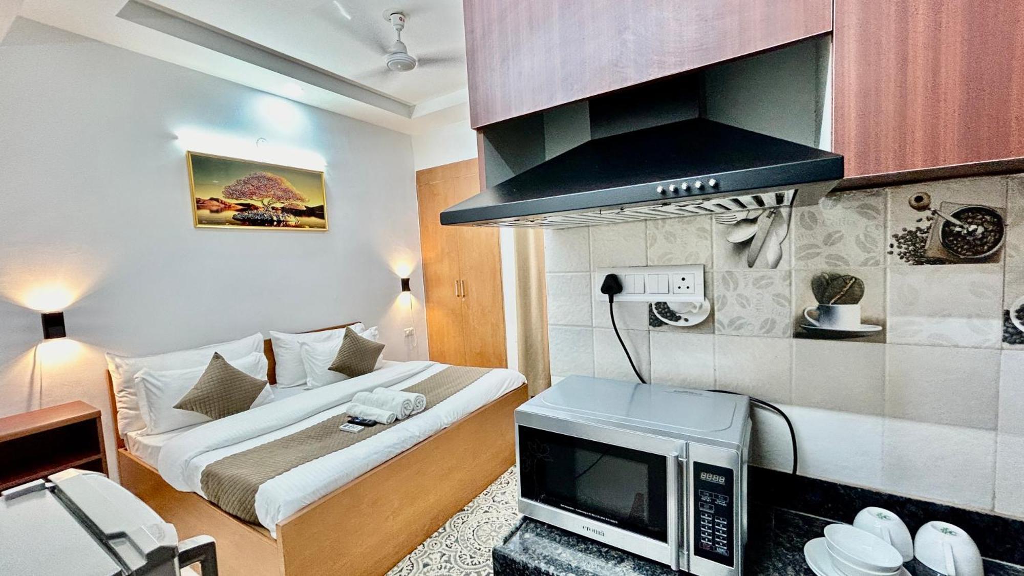 Aura Luxury I Couple Friendly I Near Golf Course Road, Sector 57, Hotel Gurgaon