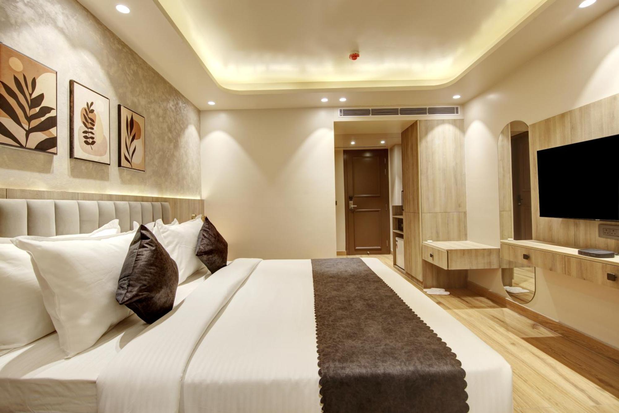 Saltstayz Premier - Near Golf Course Road & Sector 57 4*