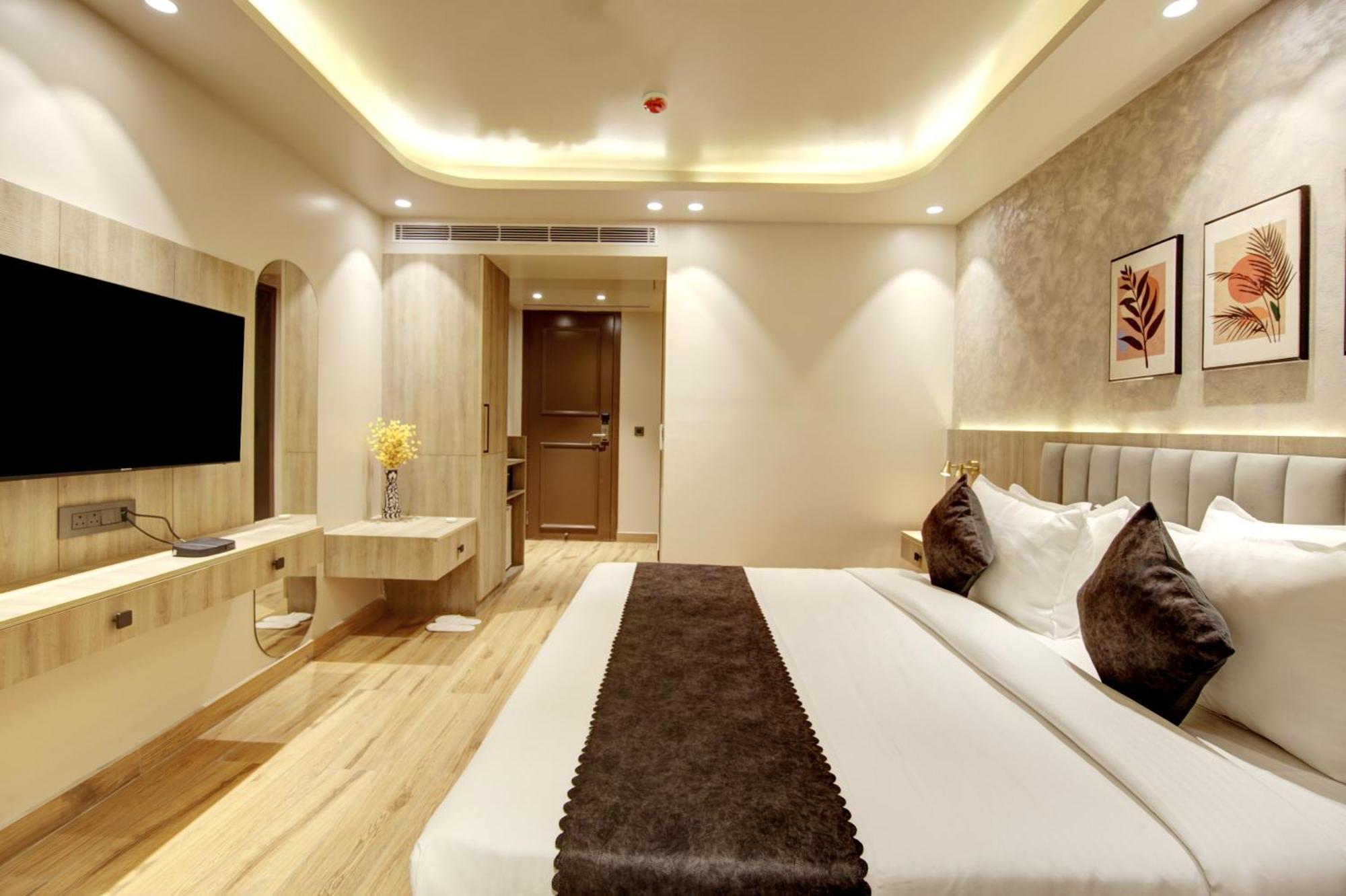 Saltstayz Premier - Near Golf Course Road & Sector 57 Hotel